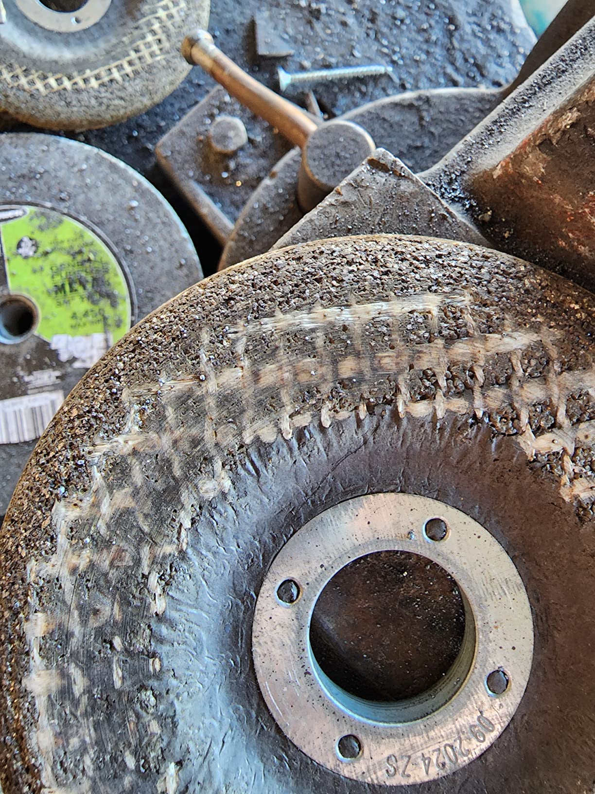 DEWALT DW4514B5 4-1/2-Inch by 1/4-Inch by 7/8-Inch Metal Grinding Wheel - 10 Pack customer photo 1