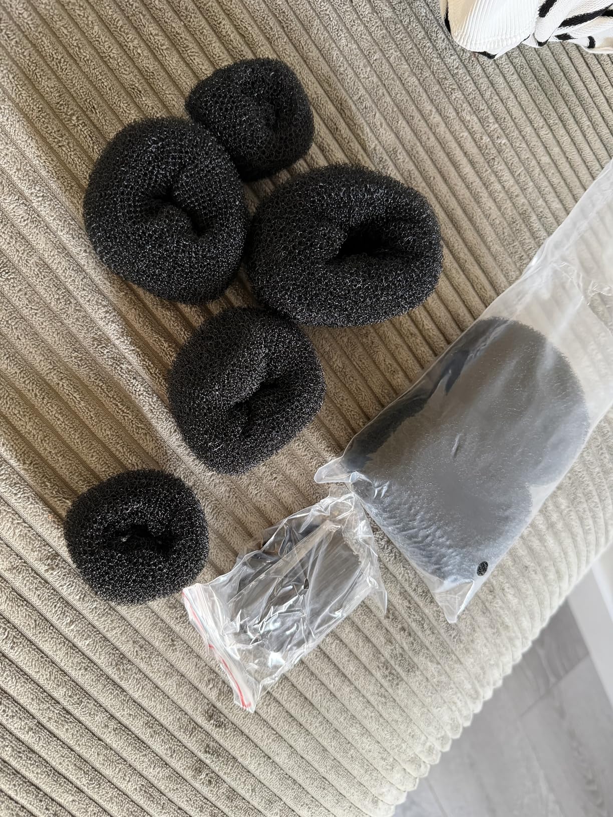 Teenitor Hair Styling Kit: 5 Bands, 20 Bobby Pins, 7 Chignons (2 Small, 2 Medium, 1 Large, 1 Extra-Large), Black customer photo 1