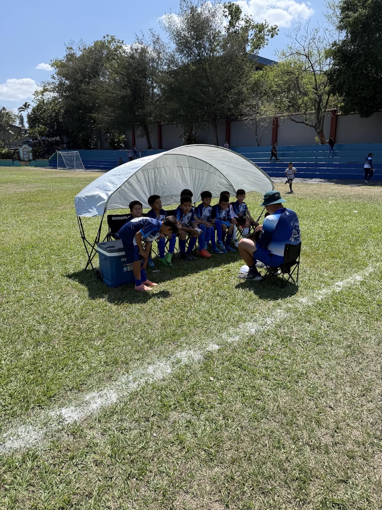 QUICKPLAY Pro 6-Seater Team Bench Shelter with Canopy - Portable Soccer Sideline Bench with Sun & Rain Shelter - Folding Sports Chair with Carry Bag for Coaches, Players & Outdoor Use customer photo 1