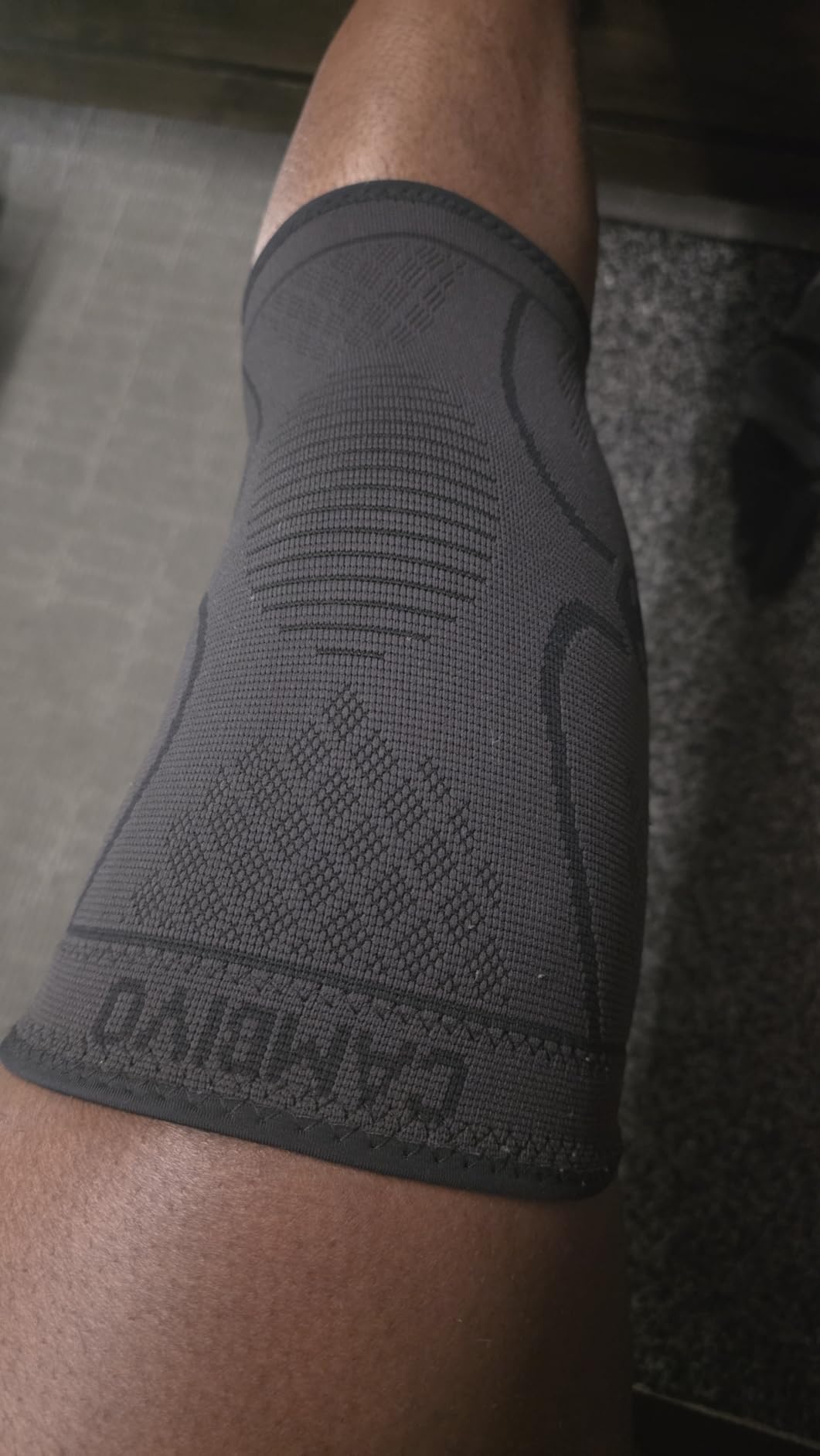 CAMBIVO 2 Pack Knee Braces for Women & Men, Knee Compression Sleeves for Knee Pain Relief, Knee Support with Non-Slip Silicone, Breathable, for Running, Workout, Weightlifting & Daily Use, Arthritis Support customer photo 2