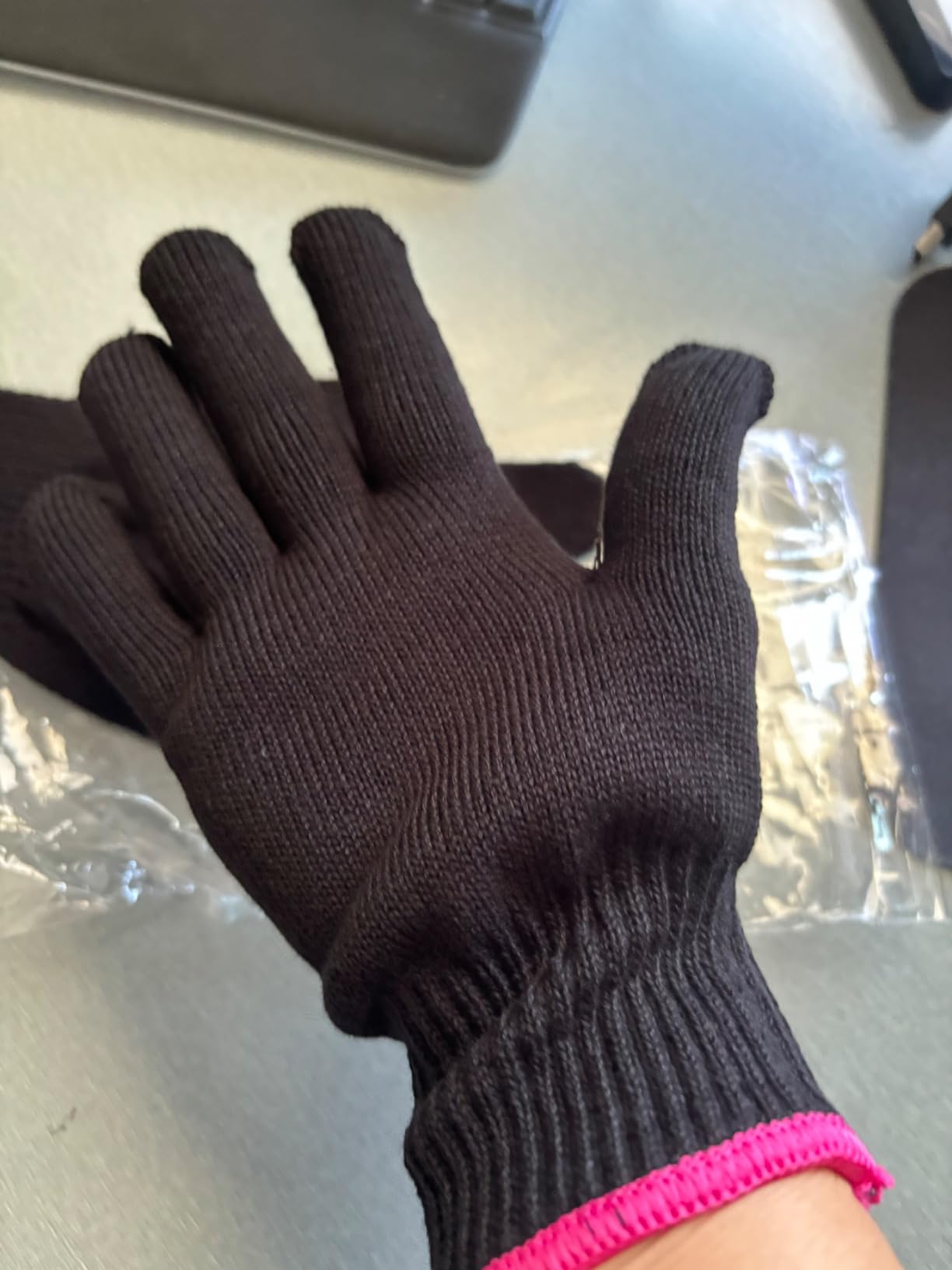 Lessmon Professional Heat Resistant Glove for Hair Styling Heat Blocking for Curling, Flat Iron and Curling Wand, 1 Piece, Pink Edge customer photo 1