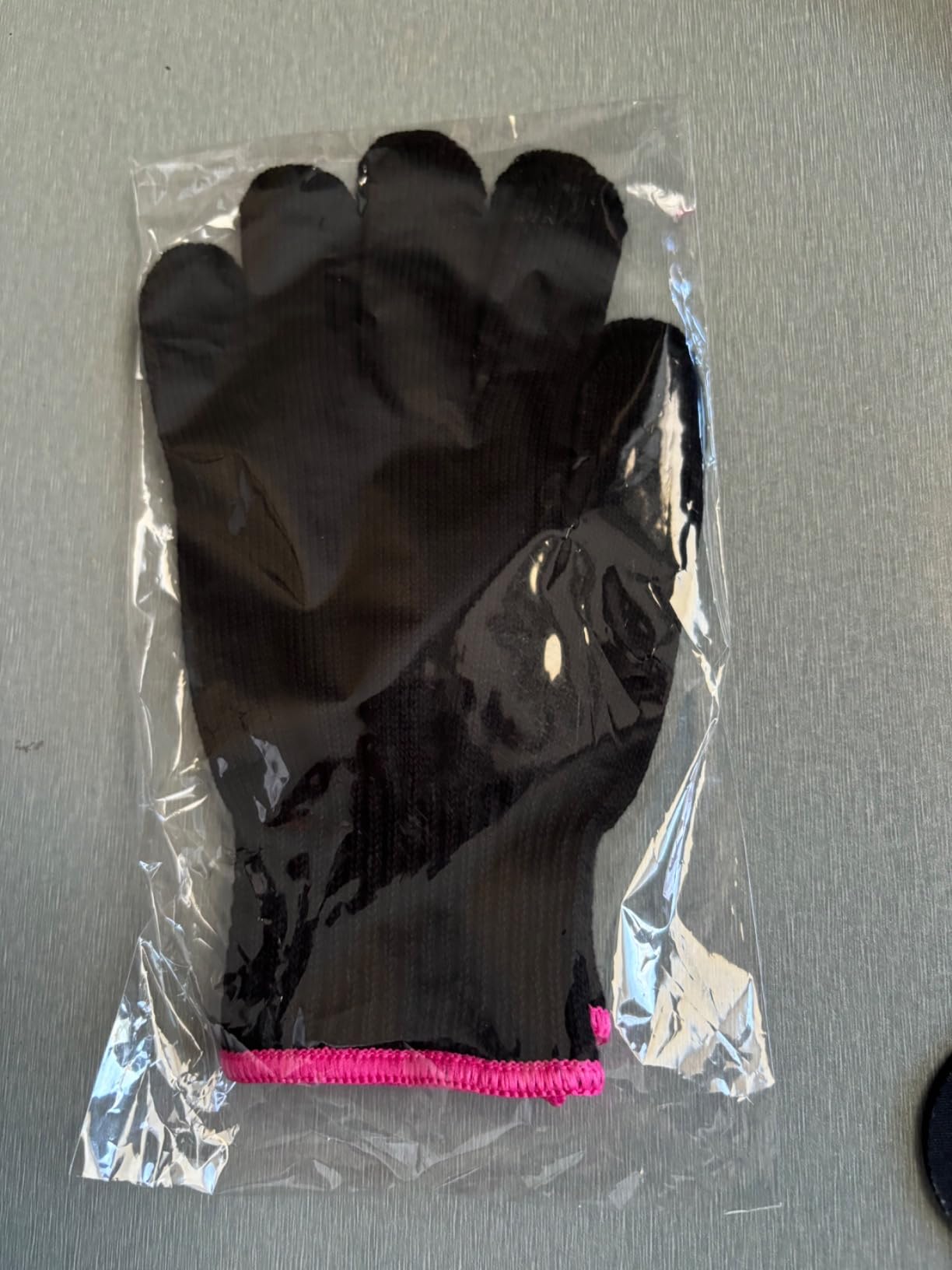 Lessmon Professional Heat Resistant Glove for Hair Styling Heat Blocking for Curling, Flat Iron and Curling Wand, 1 Piece, Pink Edge customer photo 2