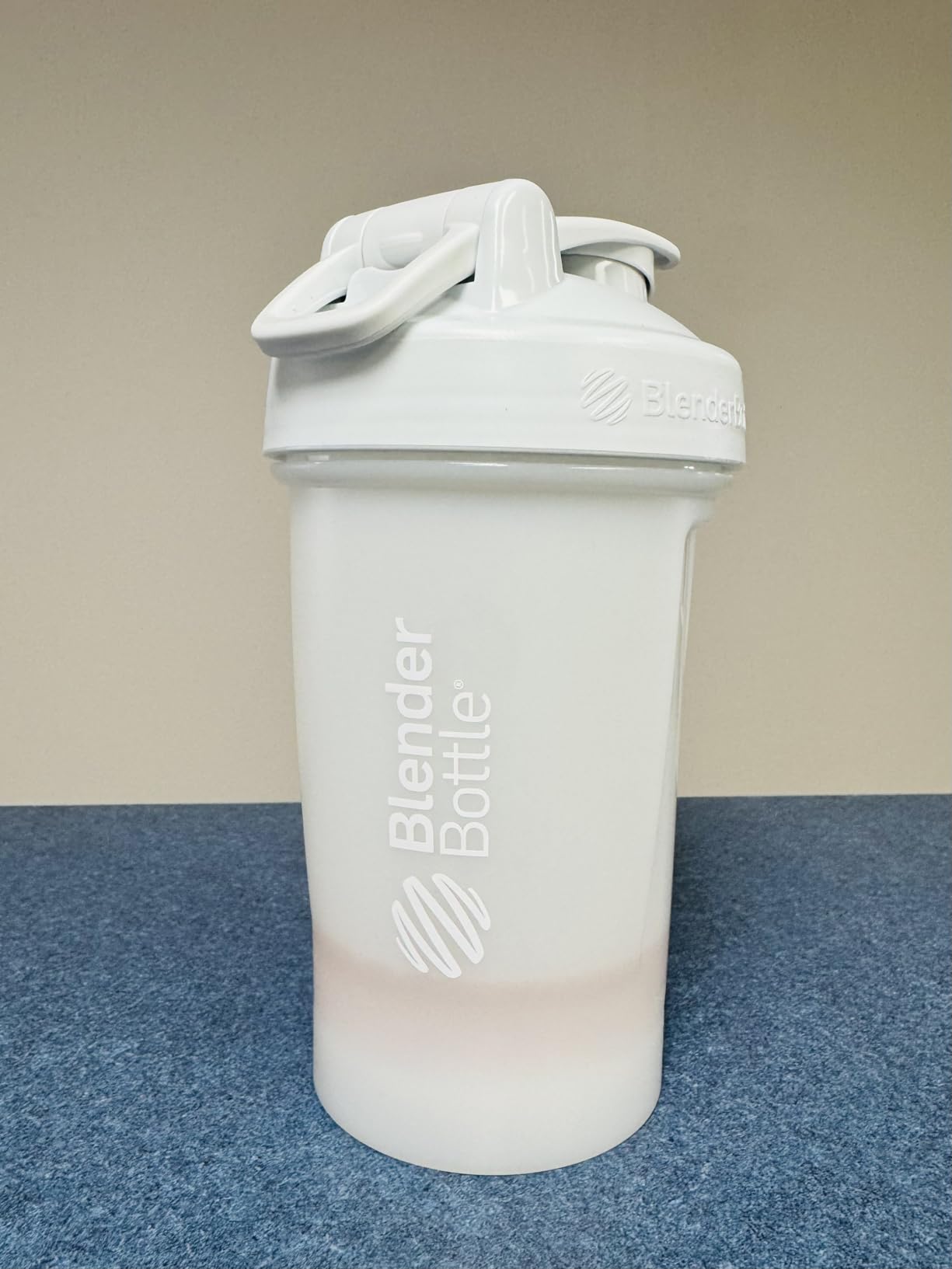 BlenderBottle Classic V2 Shaker Bottle Perfect for Protein Shakes and Pre Workout, 28-Ounce, Clear/Black customer photo 2