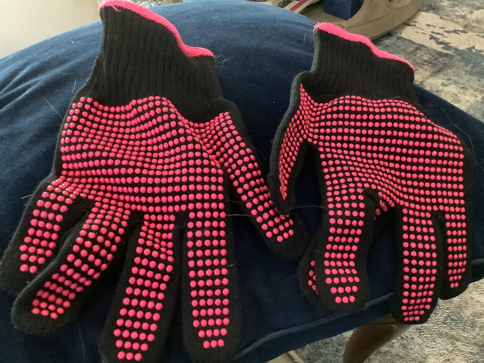 Teenitor 2 Pcs Heat Resistant Gloves With Silicone Bumps, Professional Heat Proof Glove Mitts For Hair Styling Curling Iron Wand Flat Iron Hot-Air Brushes customer photo 1