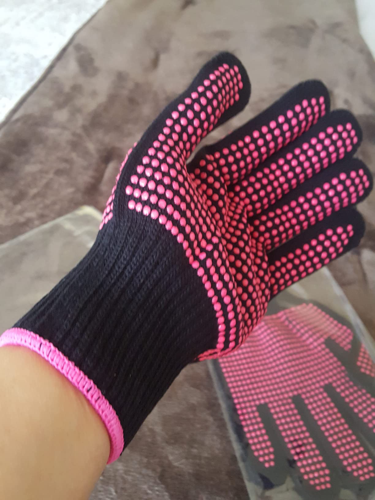 Sopito 2Pcs Heat Resistant Gloves with Silicone Bumps, Professional Heat Protection Gloves for Hair Styling, Mitts for Curling Iron Wand Flat Iron customer photo 2