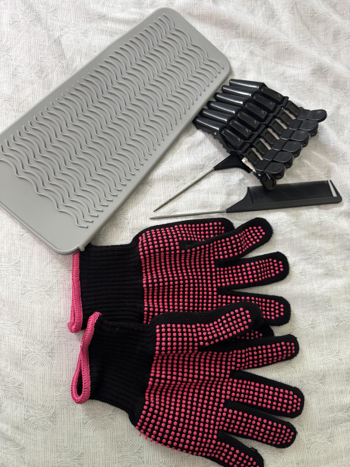 MORGLES Heat Resistant Gloves, 2 Pcs Professional Heat Gloves for Hair Styling Silicone Hot Mat 6 Pcs Hair Clips and 2 Pcs Styling Comb for Curling Iron customer photo 1