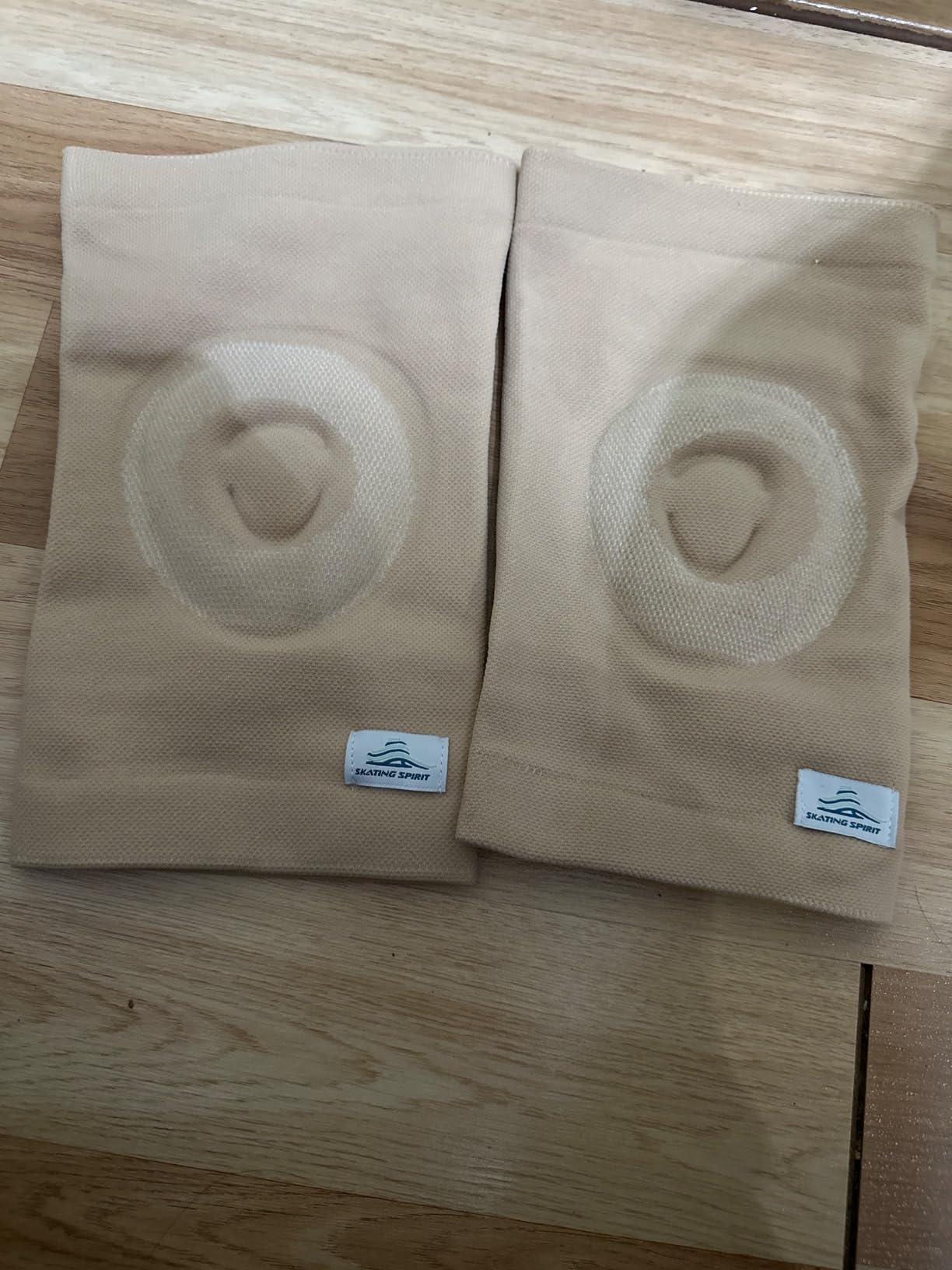 SKATINGSPIRIT Gel Knee Pads (1 Pair), Cushion and Support Knee Cap for Dancing Figure Skating Gymnastic, Youth and Adult (Black Medium) customer photo 1