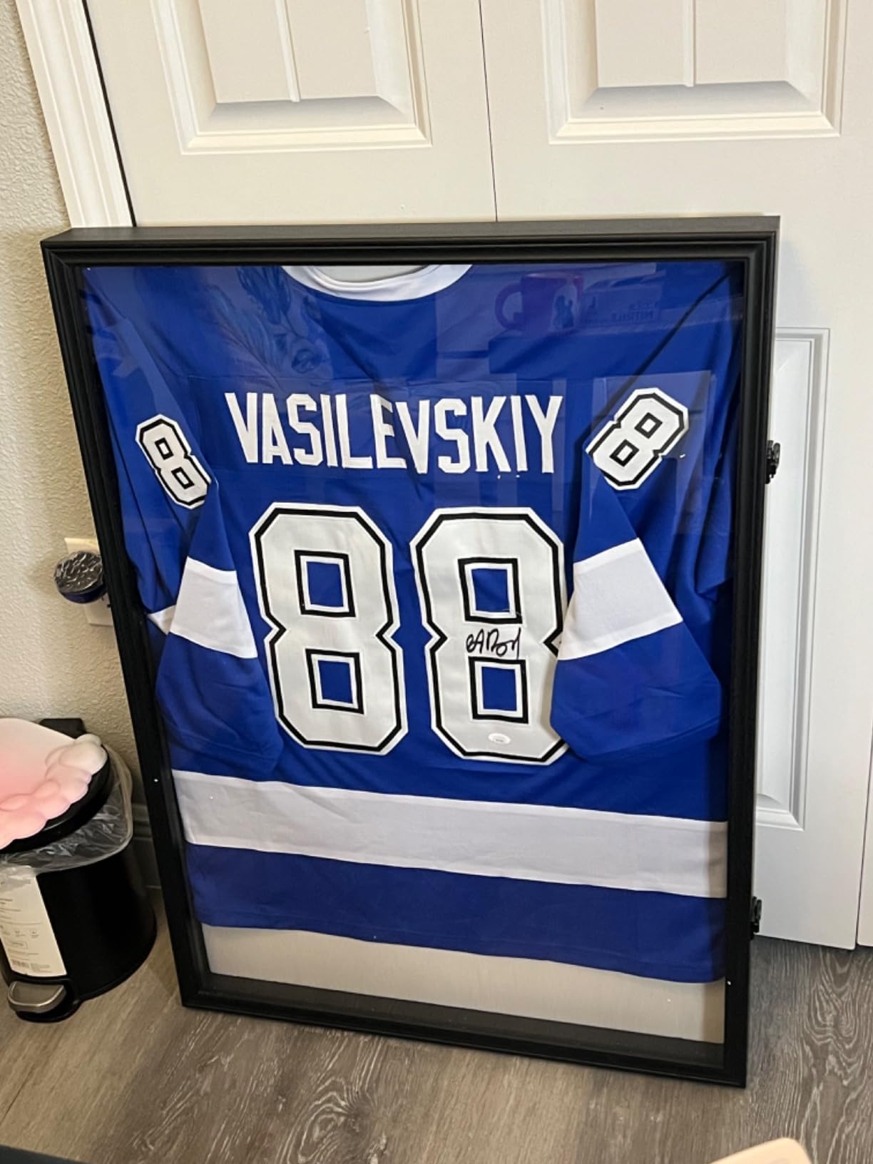 Large Jersey Frame Display Case, 26x37 Lockable Shadow Box Sports Jersey Frame with UV Protection Acrylic and Metal Hanger for Baseball Basketball Football Soccer Hockey XXL Shirt, Linen Black customer photo 2