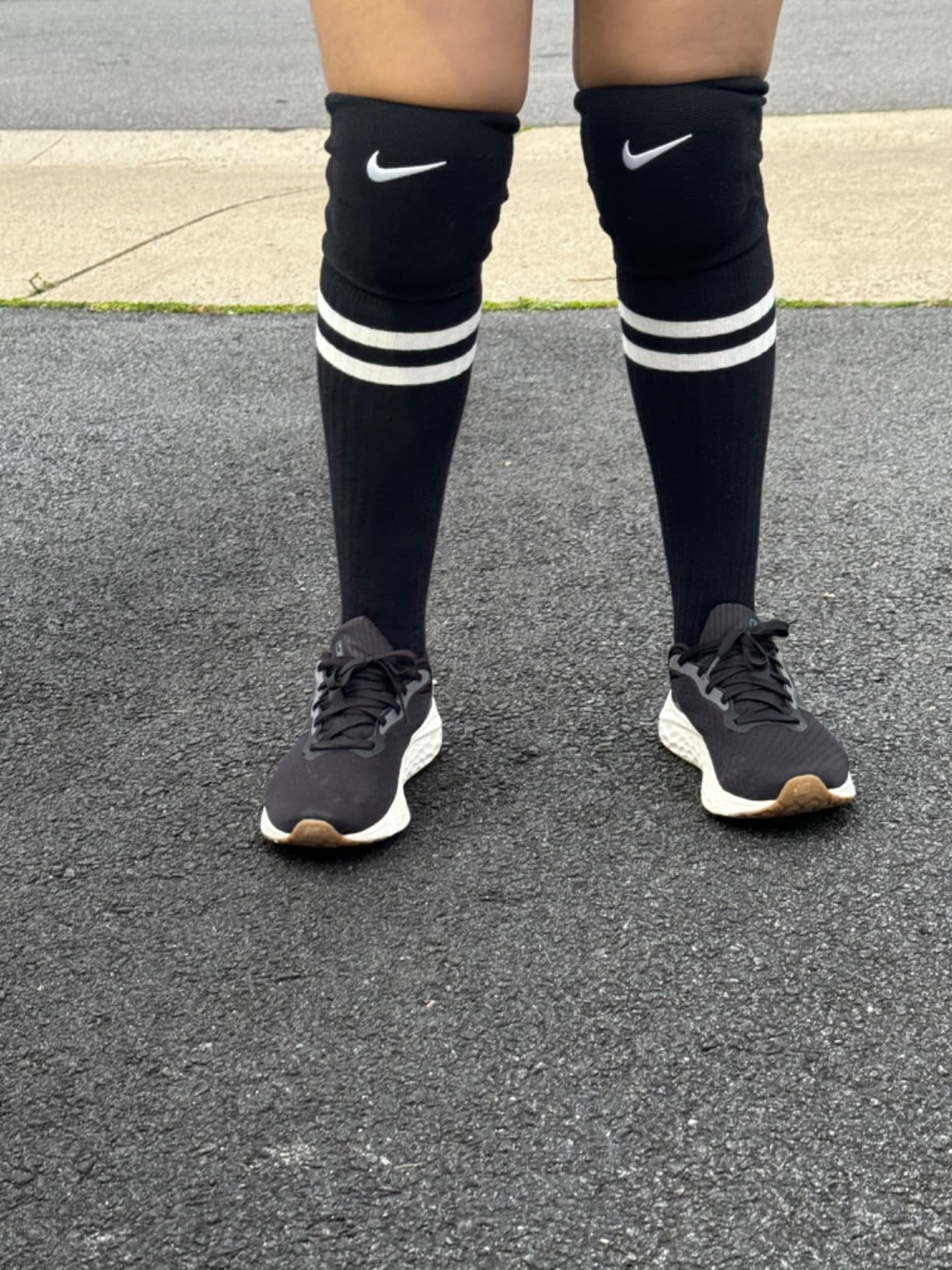 Nike Premium Dri-Fit Knee Pads (1 Pair), Essential/Streak/Varsity, Cushioning/Sweat-wicking/Unisex (Essential Black - M/L) customer photo 2