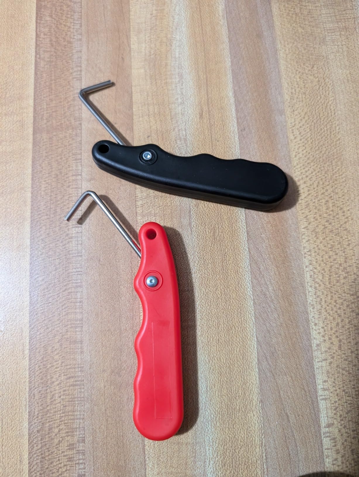 2pcs Skate Lace Tightener, Plastic Shoe Lace Puller with Stainless Steel Hook Foldable Boot Shoe Lace Tightening Tool for ICE Skates Ice Hockey Figure Skates Shoes Accessories (Black, Red) customer photo 1