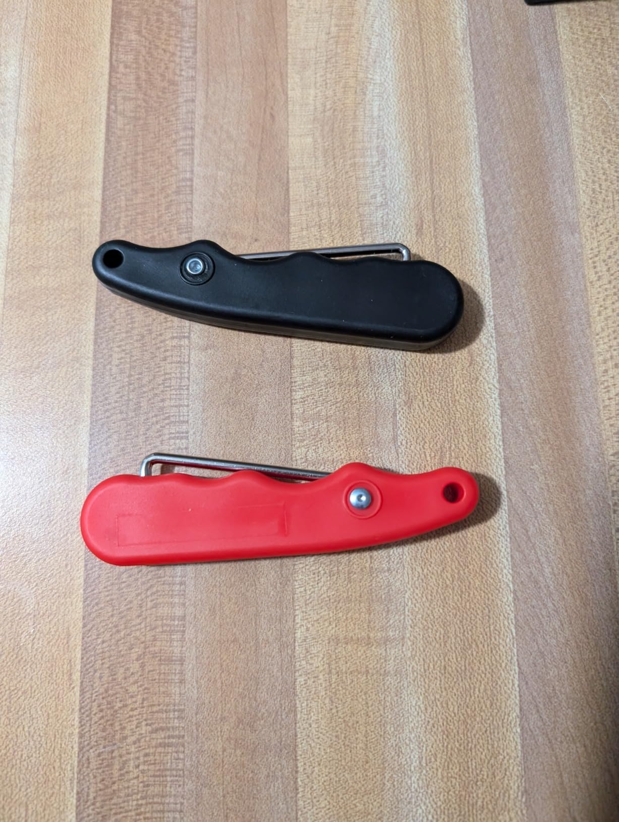 2pcs Skate Lace Tightener, Plastic Shoe Lace Puller with Stainless Steel Hook Foldable Boot Shoe Lace Tightening Tool for ICE Skates Ice Hockey Figure Skates Shoes Accessories (Black, Red) customer photo 2