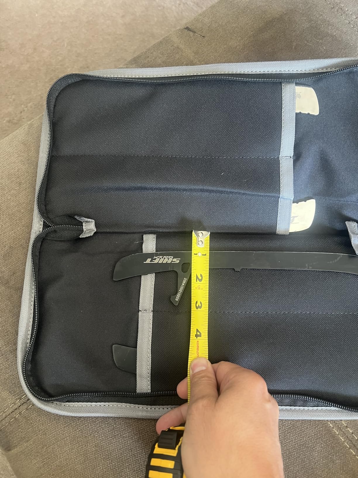 VISEMAN Skate Blade Bag, PVC Coated Polyester Storage Case for 2 Pairs, Water-Resistant with Thick Felt Padding, Black, 6.69 x 14.37 Inches customer photo 2