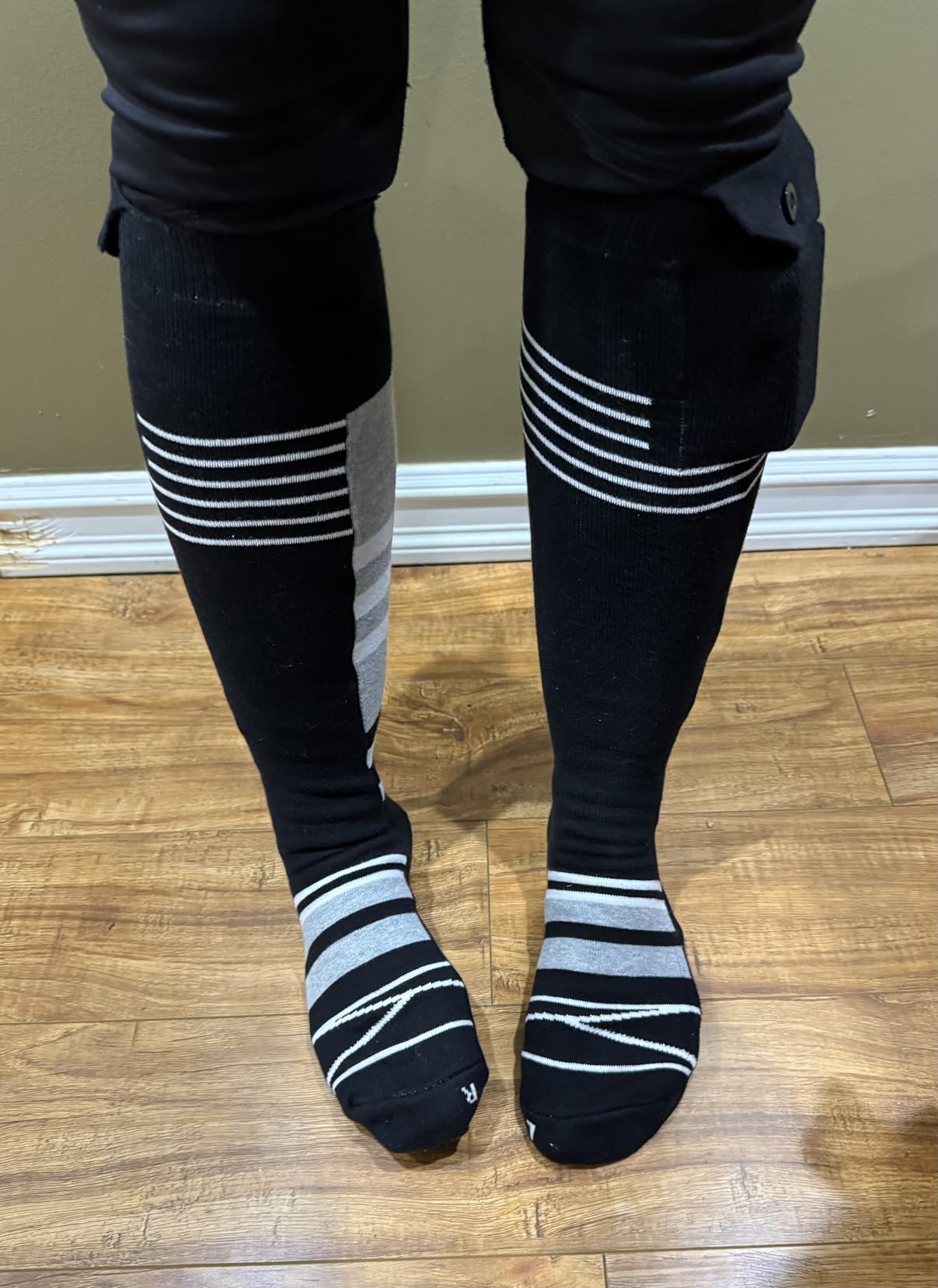 8000mAh*2 Heated Socks, Up to 10-Hour Battery Runtime Rechargeable Electric Socks | Cold Weather Foot Warmer Socks for Men Women | Outdoor Hunting Skiing Camping Hiking, Non-APP Control customer photo 2