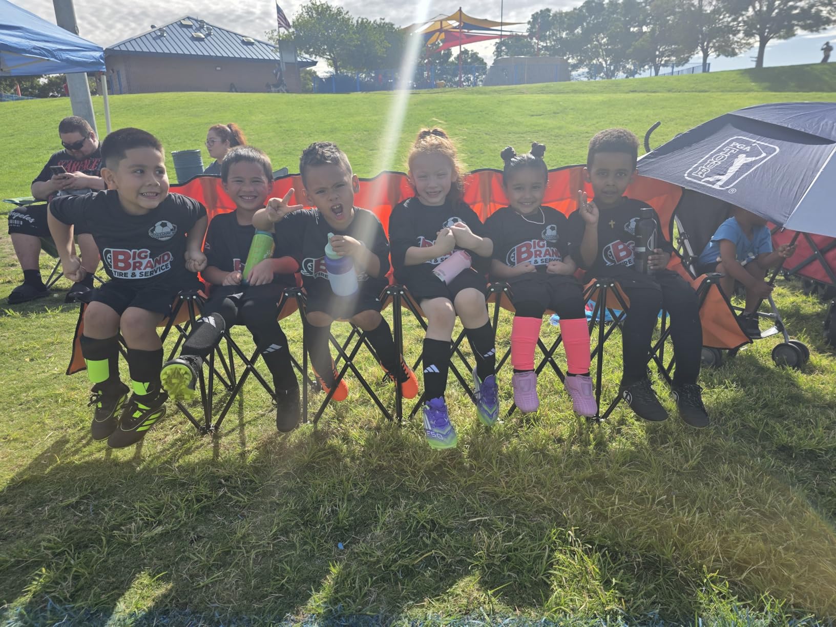 VEVOR Portable Folding Bench, 4 Seat Foldable Soccer Bench with Side Pockets and Carrying Bag, Lightweight Sideline Seating with Back Rest for Football, Baseball, Camping, Outdoor Events customer photo 1