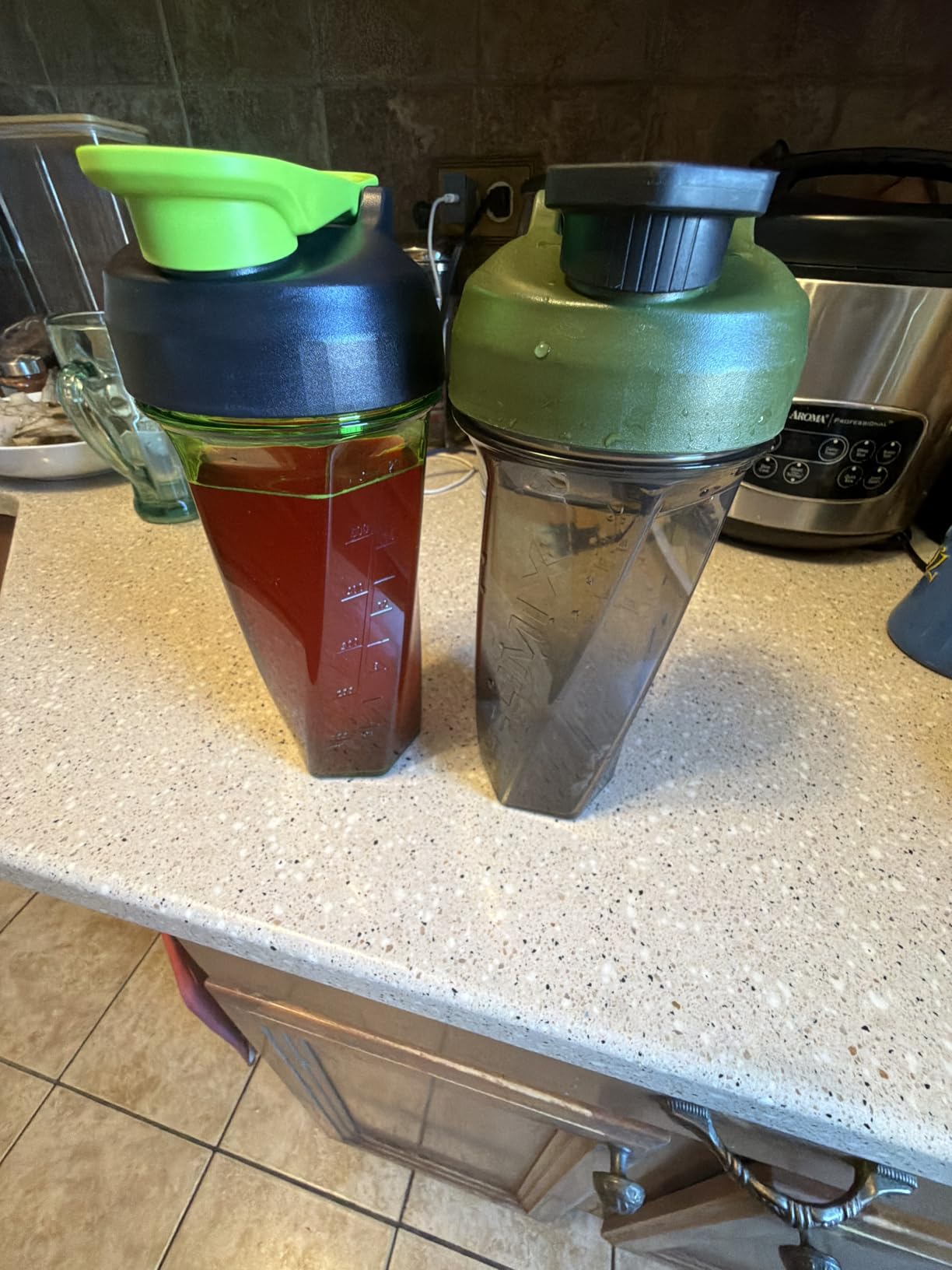 YETI Yonder Helimix Vortex Blender Shaker Bottle Holds up to 27oz | No Blending Ball or Whisk | USA Made | Portable Pre Workout Whey Protein Drink Shaker Cup | Dishwasher Safe, Charcoal customer photo 1