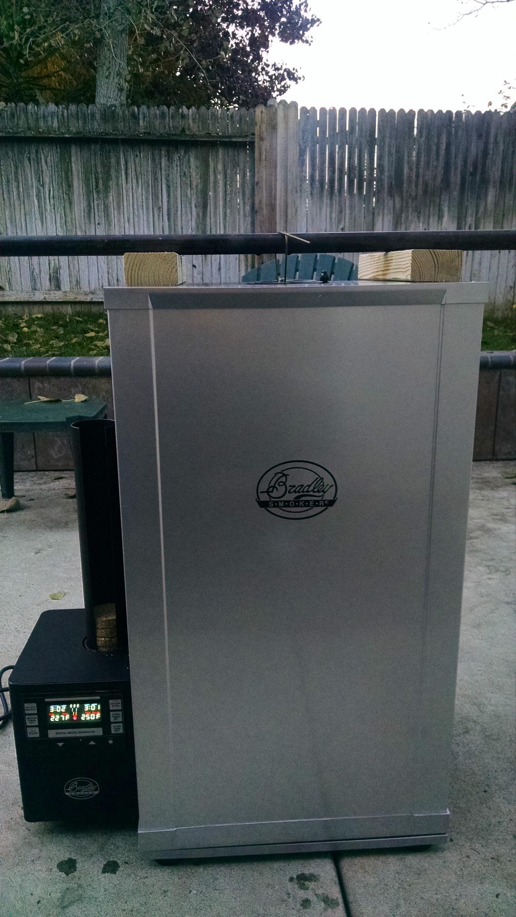 Bradley Smoker BTDS76P 4-Rack Outdoor Natural Draft Digital Vertical Smoker customer photo 1