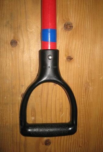 Bully Tools Floor Scraper - Heavy Duty 7-Gauge Scraper with Fiberglass D-Grip Handle for Tile Removal, Carpet Removal, Ice & Mud Scraping, Landscaping Tools, Flat Shovel - 100% Made in the USA, 7-Inch customer photo 2