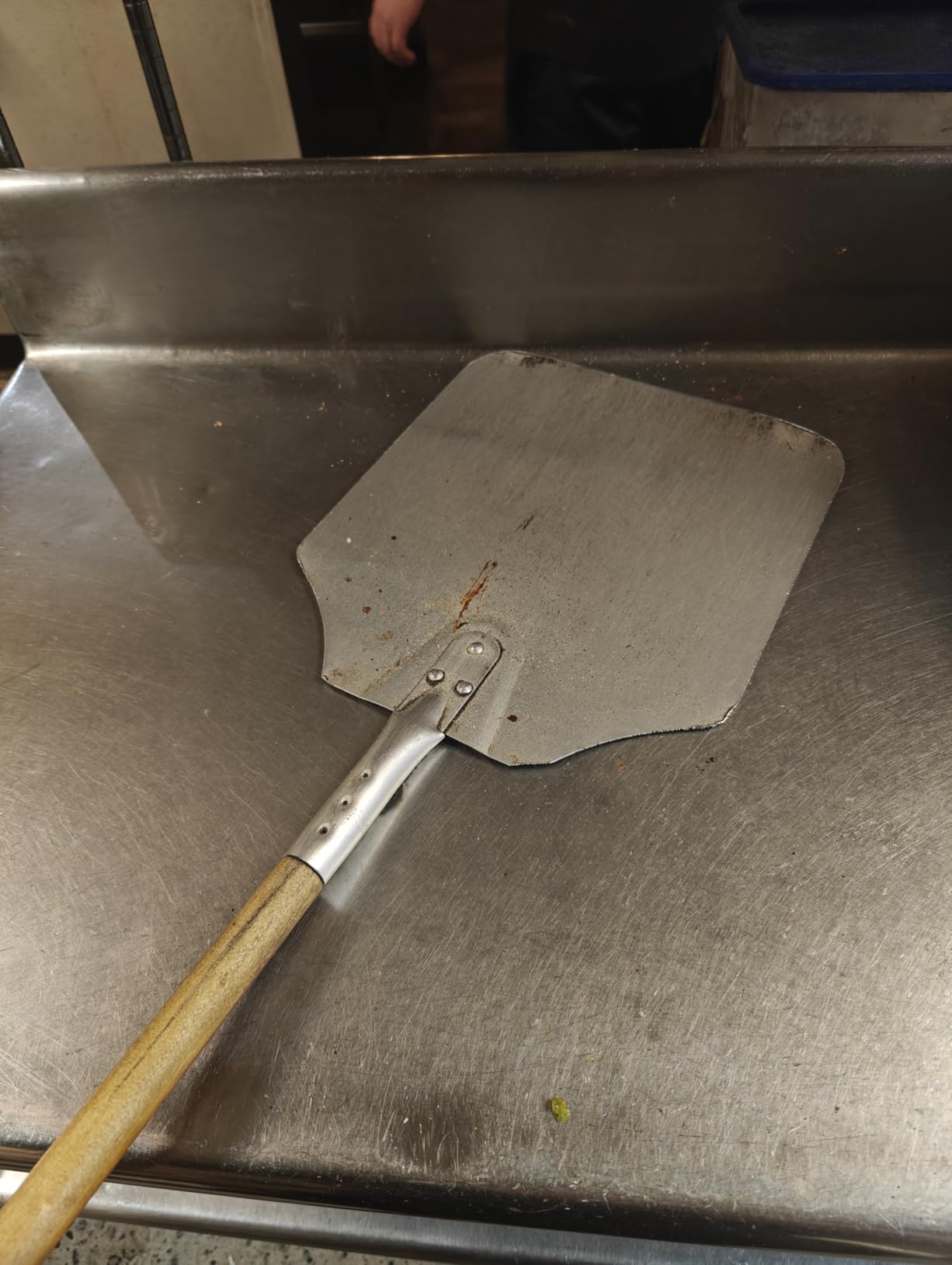 New Star Foodservice 50196 Aluminum Pizza Peel, Wooden Handle, 16 x 18 inch Blade, 36 inch overall customer photo 1