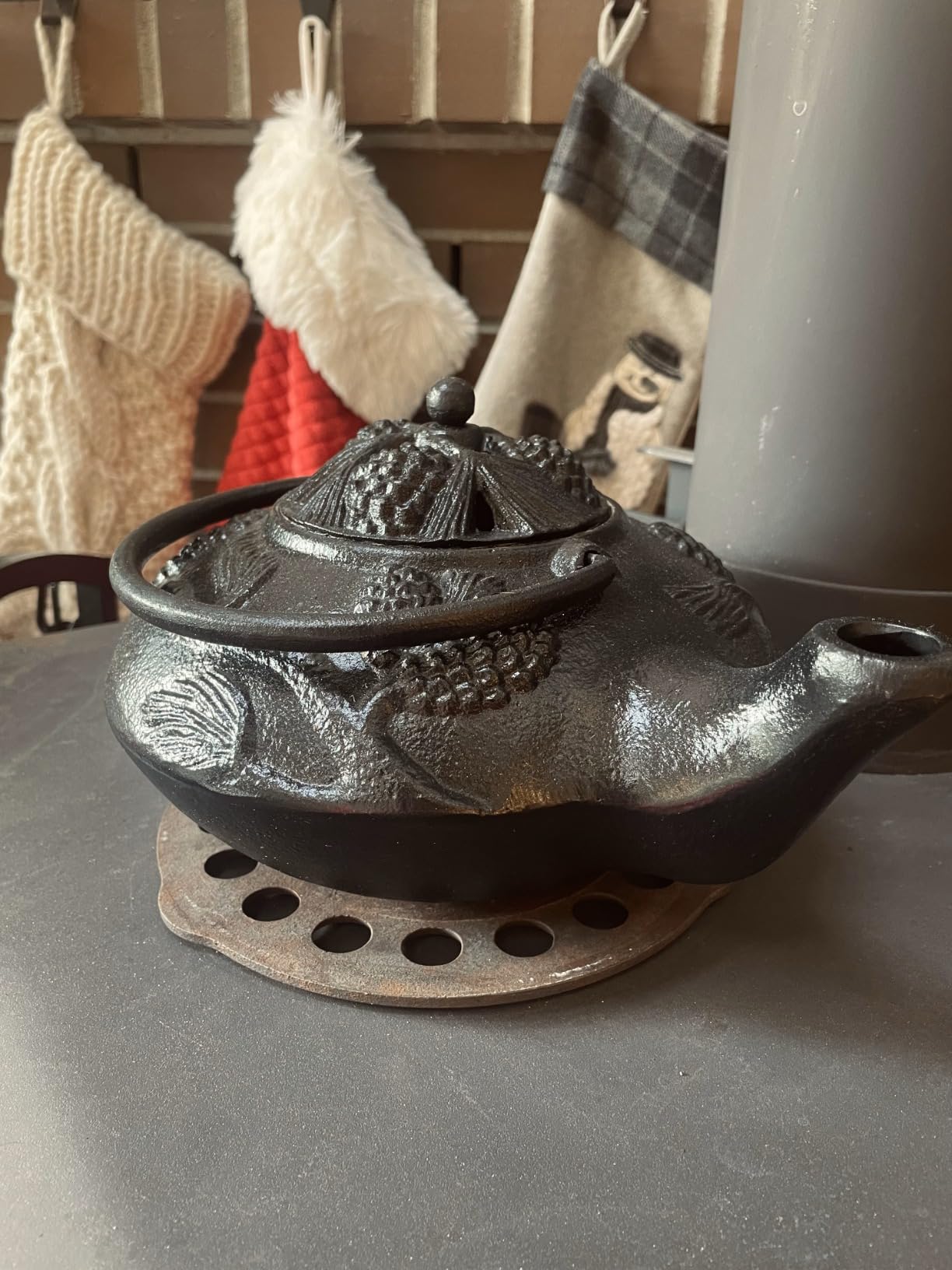 Plow & Hearth Pinecone Wood Stove Steamer Kettle | Cast Iron Fireplace Humidifier | Matte Black | Rust Resistant | Decorative Functional Alternative to Electric Humidifiers | 2.5 QT Capacity customer photo 1