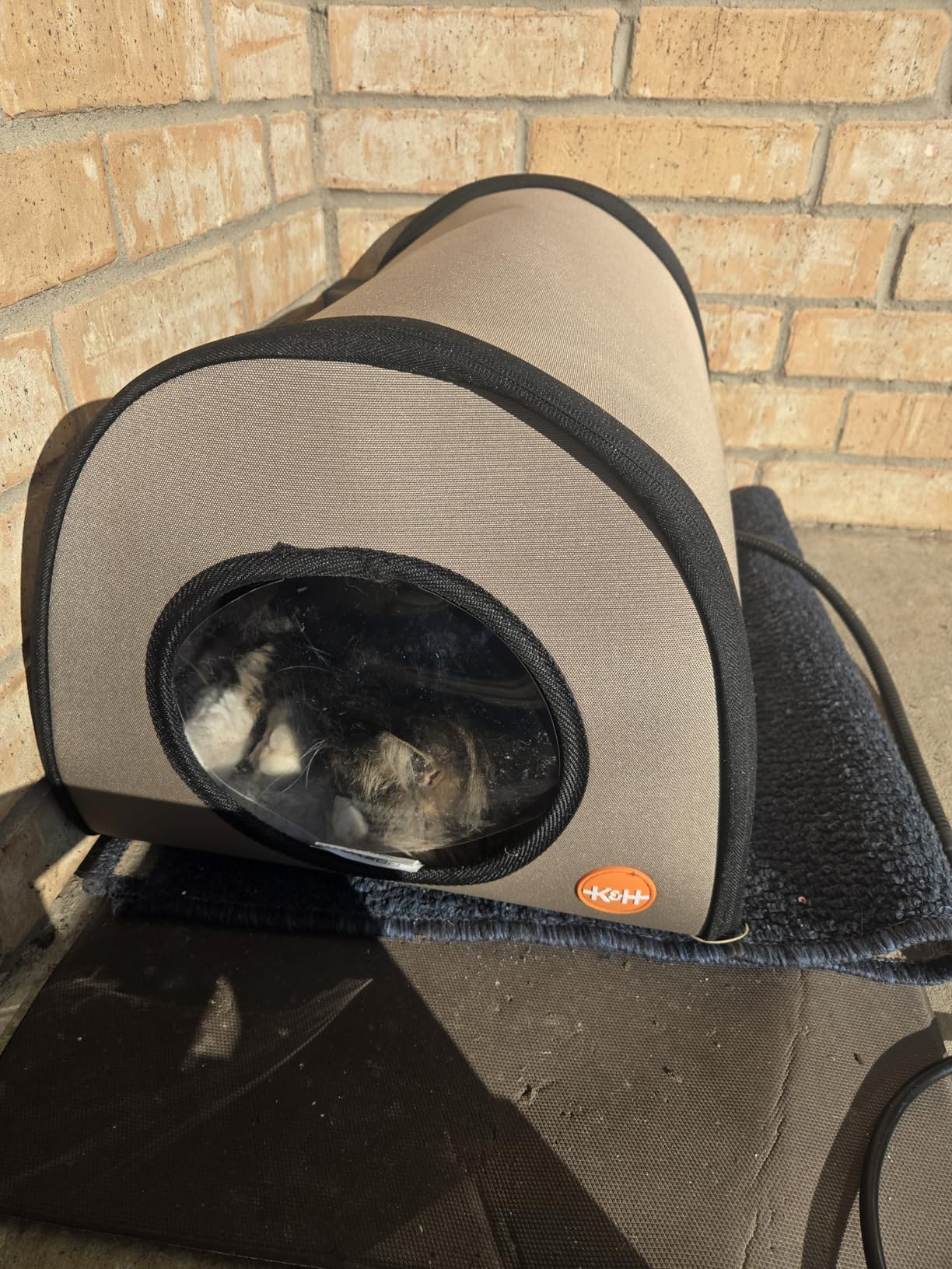 K&H Pet Products Heated Outdoor Cat House for Outside - Thermo Mod Kitty Shelter, Insulated, Waterproof, Heated Floor, Washable Cover, Safety Listed - Small 21 X 14 X 13in Gray 25W customer photo 1