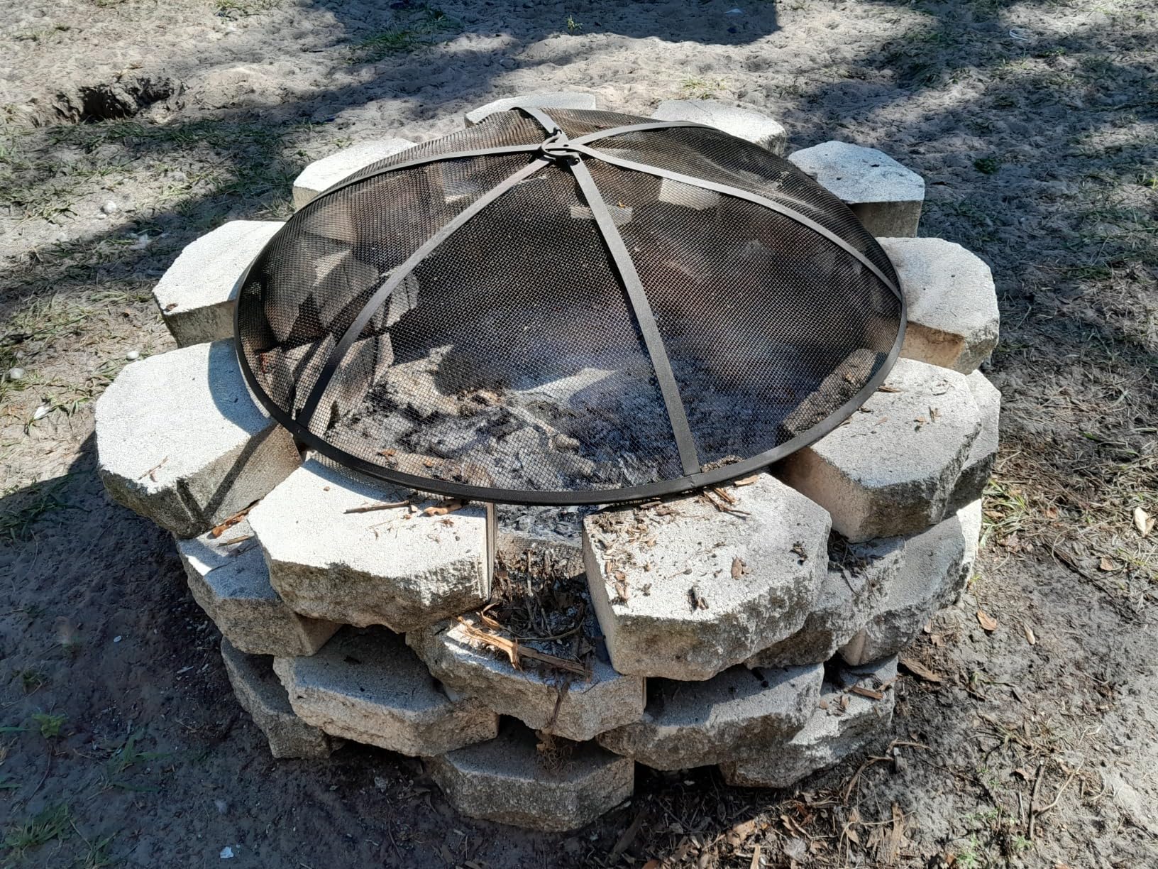 Sunnydaze Heavy-Duty Steel Mesh Fire Pit Screen - Fire Pit Spark Screen with Handle - 22-Inch Diameter customer photo 1