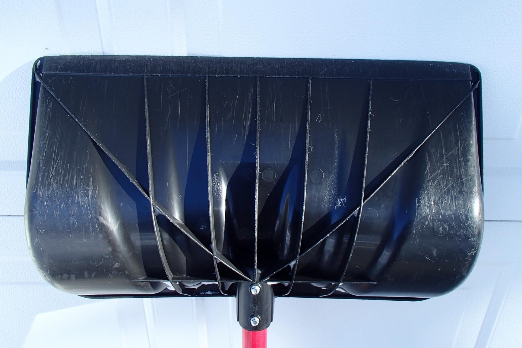 Bully Tools Snow Shovel with Fiberglass D-Grip - Heavy Duty Wide Scoop and Push Shovel for Driveway, High Strength Steel Tool for Snow Removal with Sharp Edge, Sturdy Ergonomic D-Shape Handle - 22inch customer photo 1