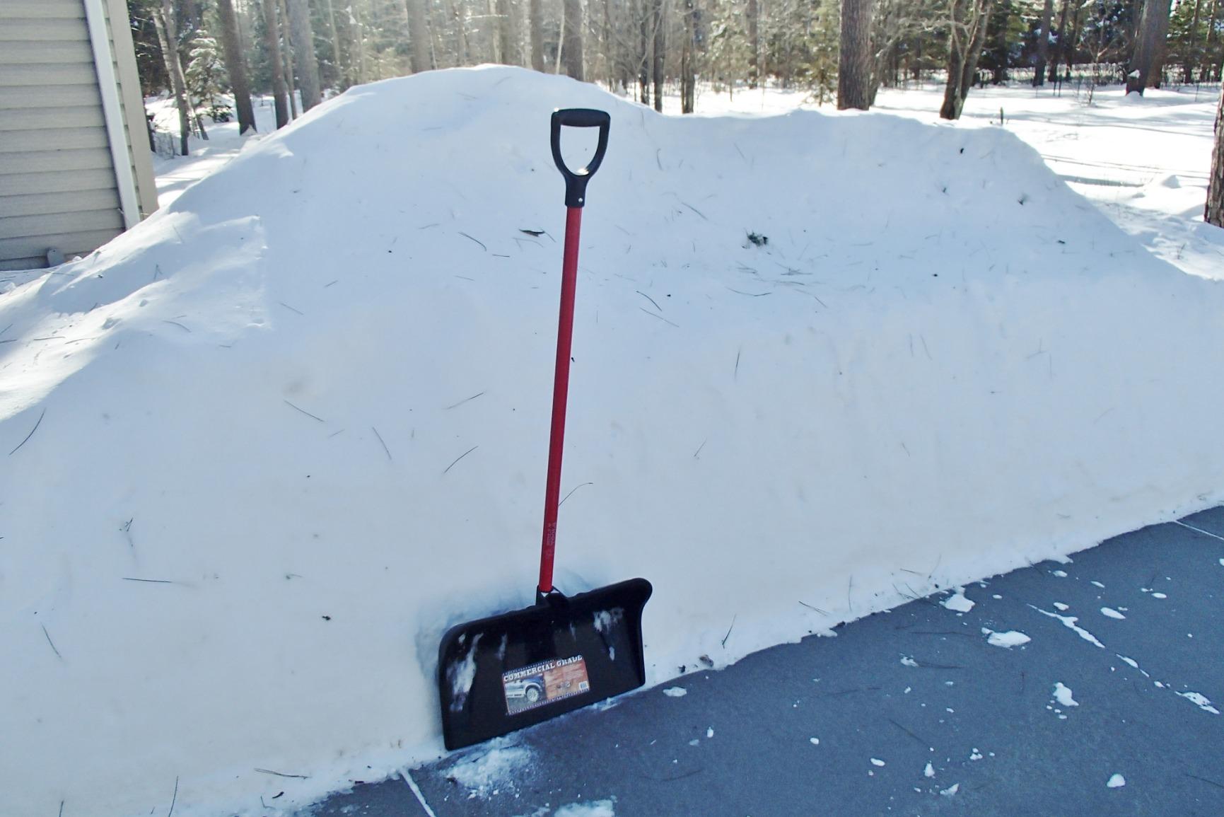 Bully Tools Snow Shovel with Fiberglass D-Grip - Heavy Duty Wide Scoop and Push Shovel for Driveway, High Strength Steel Tool for Snow Removal with Sharp Edge, Sturdy Ergonomic D-Shape Handle - 22inch customer photo 2
