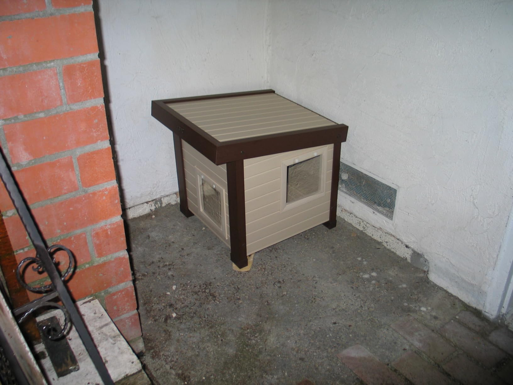 New Age Pet ECOFLEX Albany Outdoor Cat House - Weatherproof, Insulated, Elevated Floor, Dual Escape Doors, Easy Assembly, Moisture & Odor Resistant, 10-Year Warranty, Maple/Brown customer photo 1