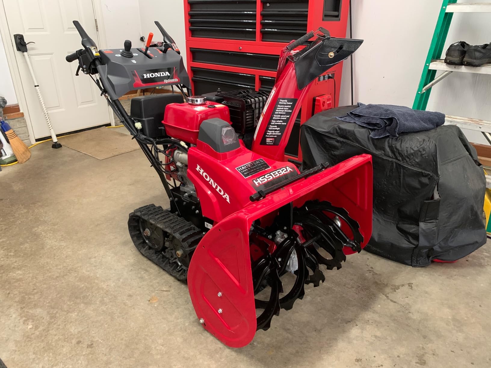 HSS1332ATD 389cc 32 inch Track Drive Two Stage Snow Blower, Electric Start customer photo 1