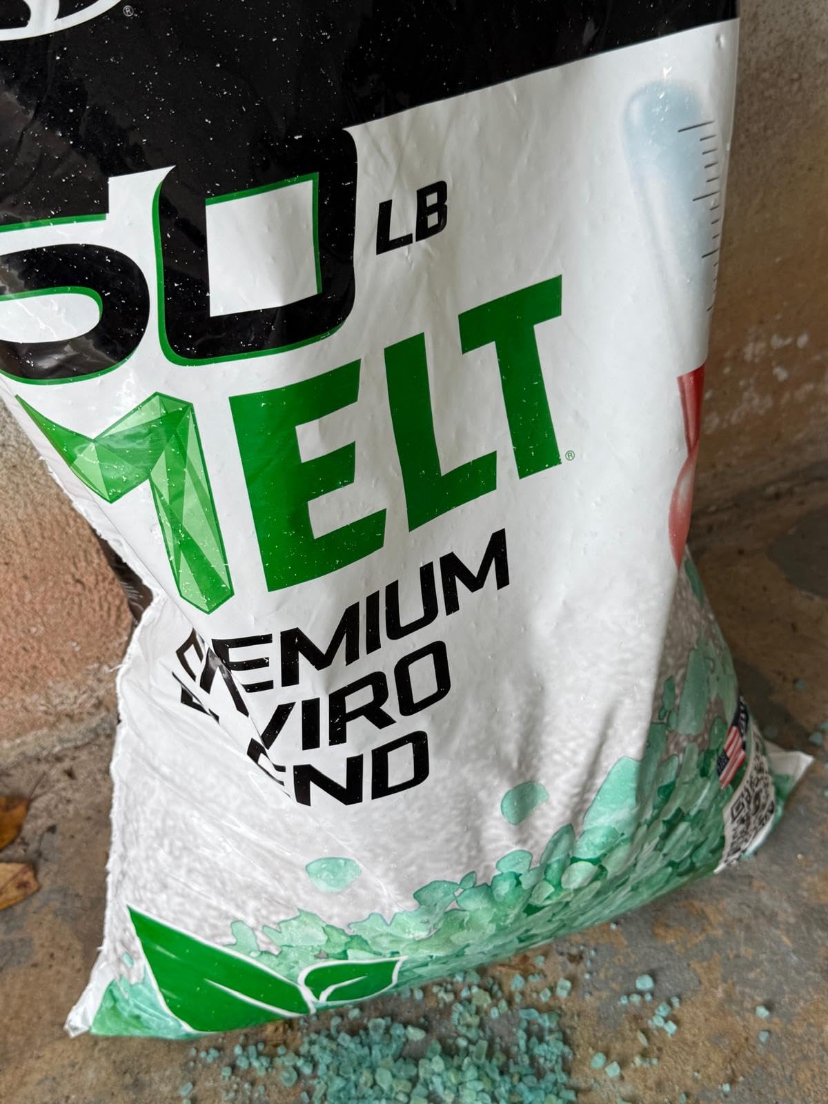 Snow Joe Premium Enviro Blend Ice Melt, Green-Coated Deicer Crystals, 50 lb - Safer Melter for Vegetation, Concrete & Metals w/ Anti-Corrosion Calcium Magnesium Acetate customer photo 2