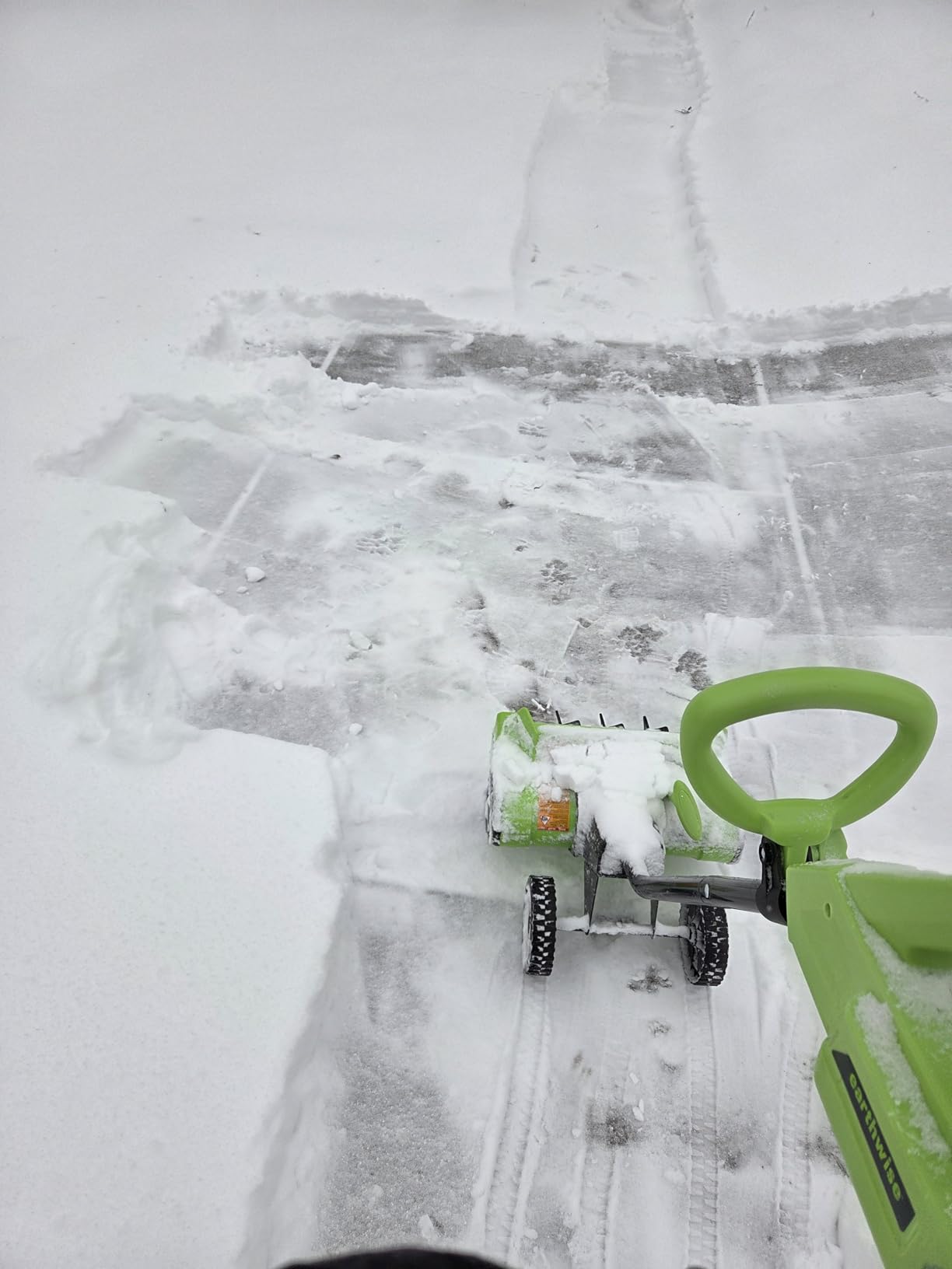 Earthwise SN74016 40-Volt Cordless Electric Snow Shovel, Brushless Motor, 16-Inch width, 300lbs/Minute (Battery and Charger Included) customer photo 2