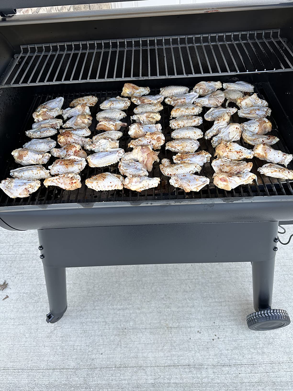 Traeger Grills Pro 780 Wood Pellet Smoker Grill, 6-in-1 BBQ Pellet Grill Combo, WiFi and App-Connected Electric Smoker, 780 Square Inches of Grilling Area, Black Finish customer photo 1