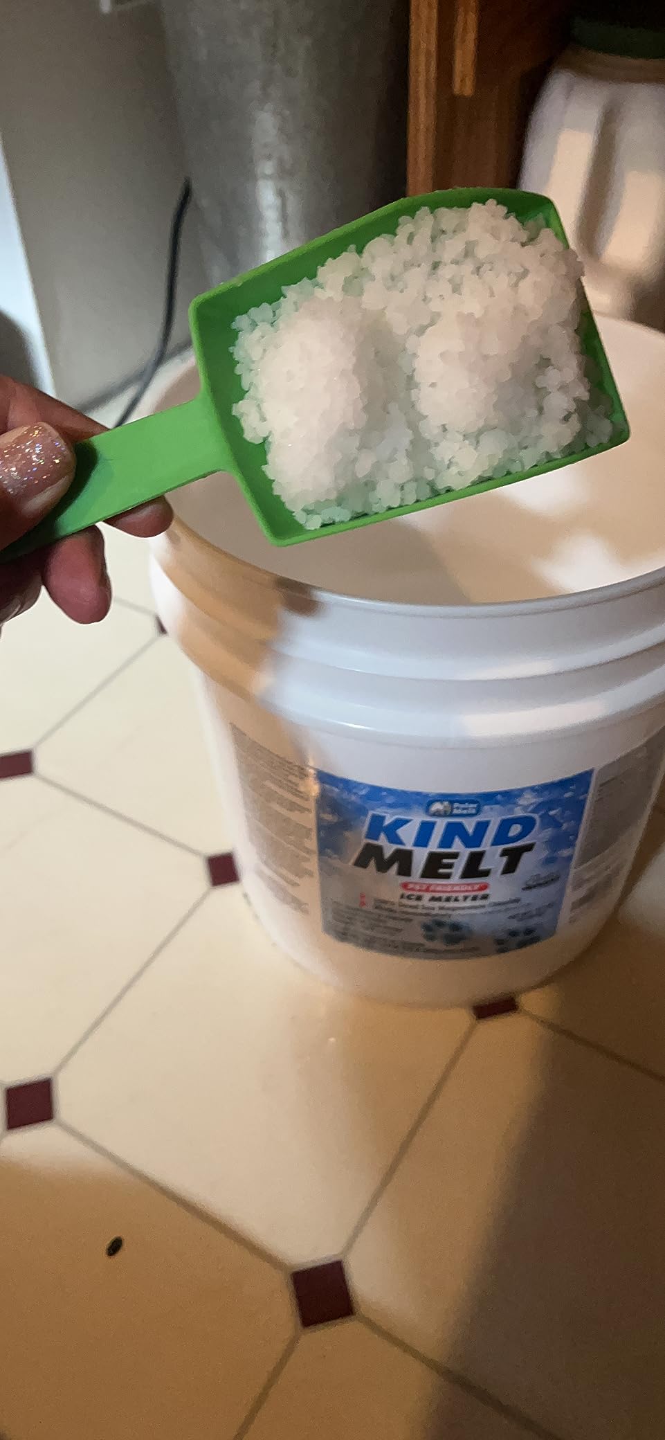 Harris Kind Melt Pet Friendly Ice and Snow Melter, Fast Acting 100% Pure Magnesium Chloride Formula with Scoop Included, 15lb customer photo 2
