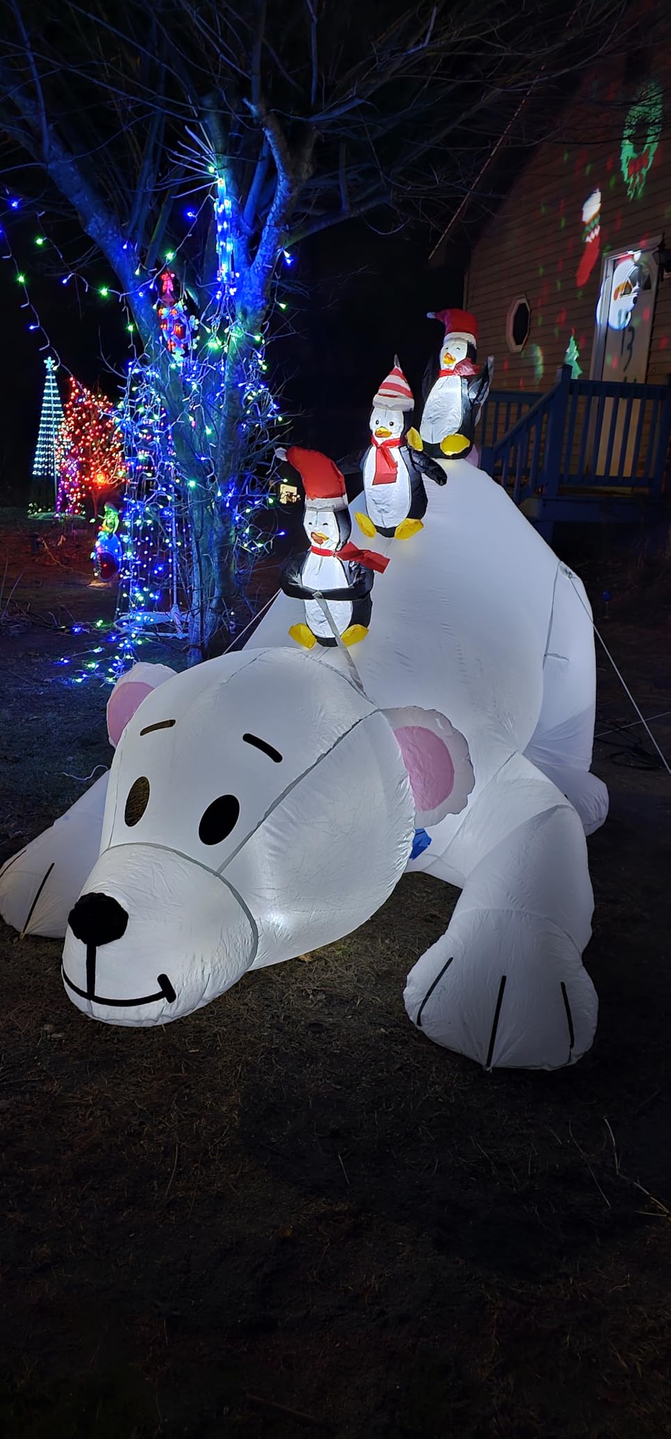 Juegoal 7.7FT Polar Bear with Three Penguins customer photo 1