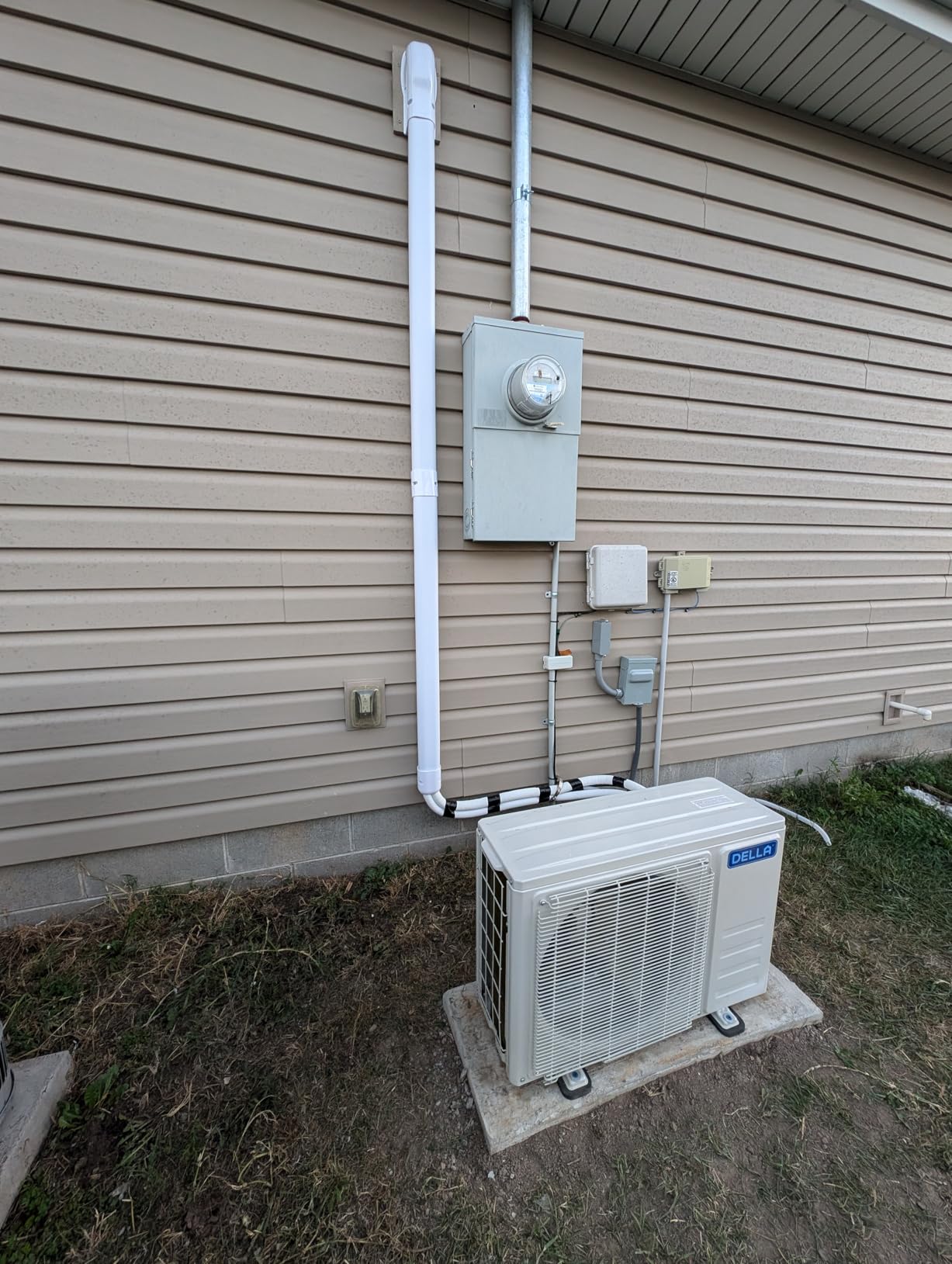 DELLA Vario Series 12000 BTU Mini Split Air Conditioner Work with Alexa with 1 Ton Pre-Charged Heat Pump Ductless Inverter System, 23 SEER2, Cools Up to 550 Sq. Ft, 16.4ft Installation Kit Included customer photo 1