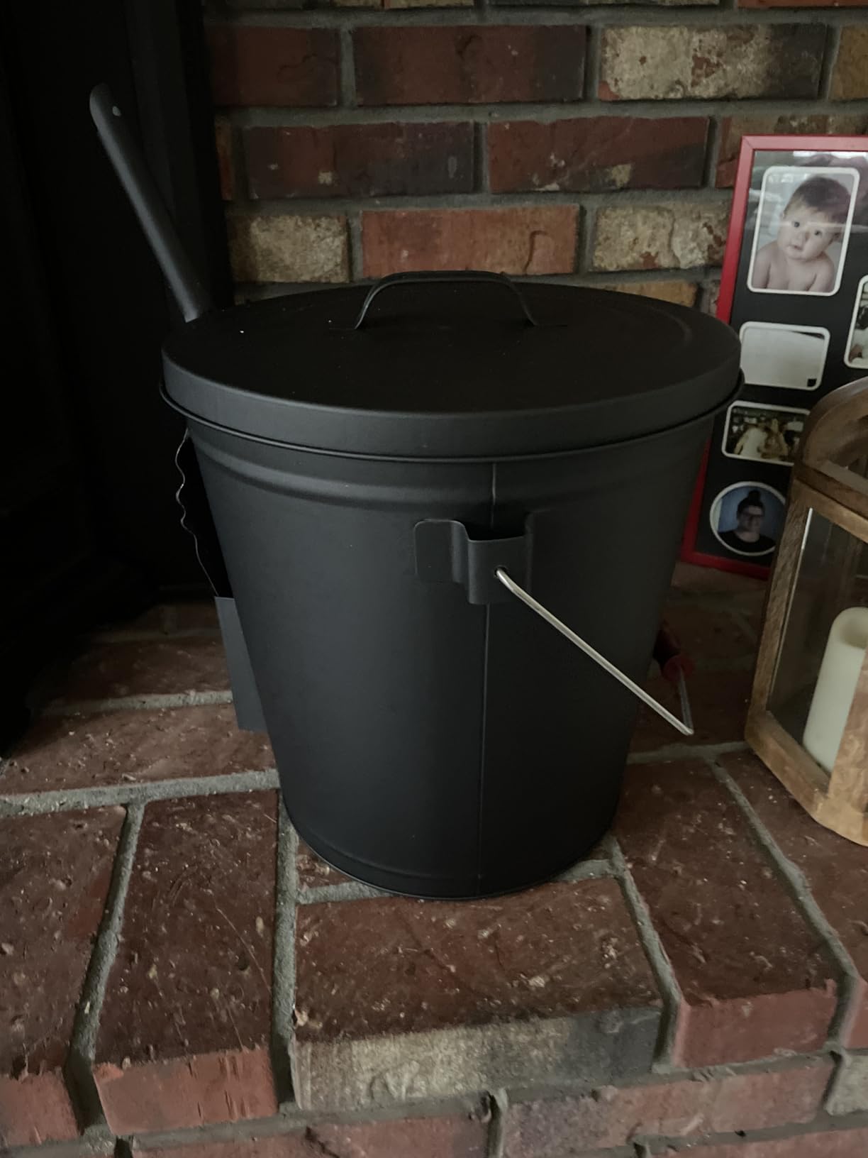 Ash Bucket with Lid and Shovel Hand Broom, 5.15 Gallon Large Galvanized Iron Metal Fireplace Tools Ash Pail for Fire Places Fire Pits Wood Burning Stoves Hearth Accessories Indoor Outdoor, Black customer photo 1