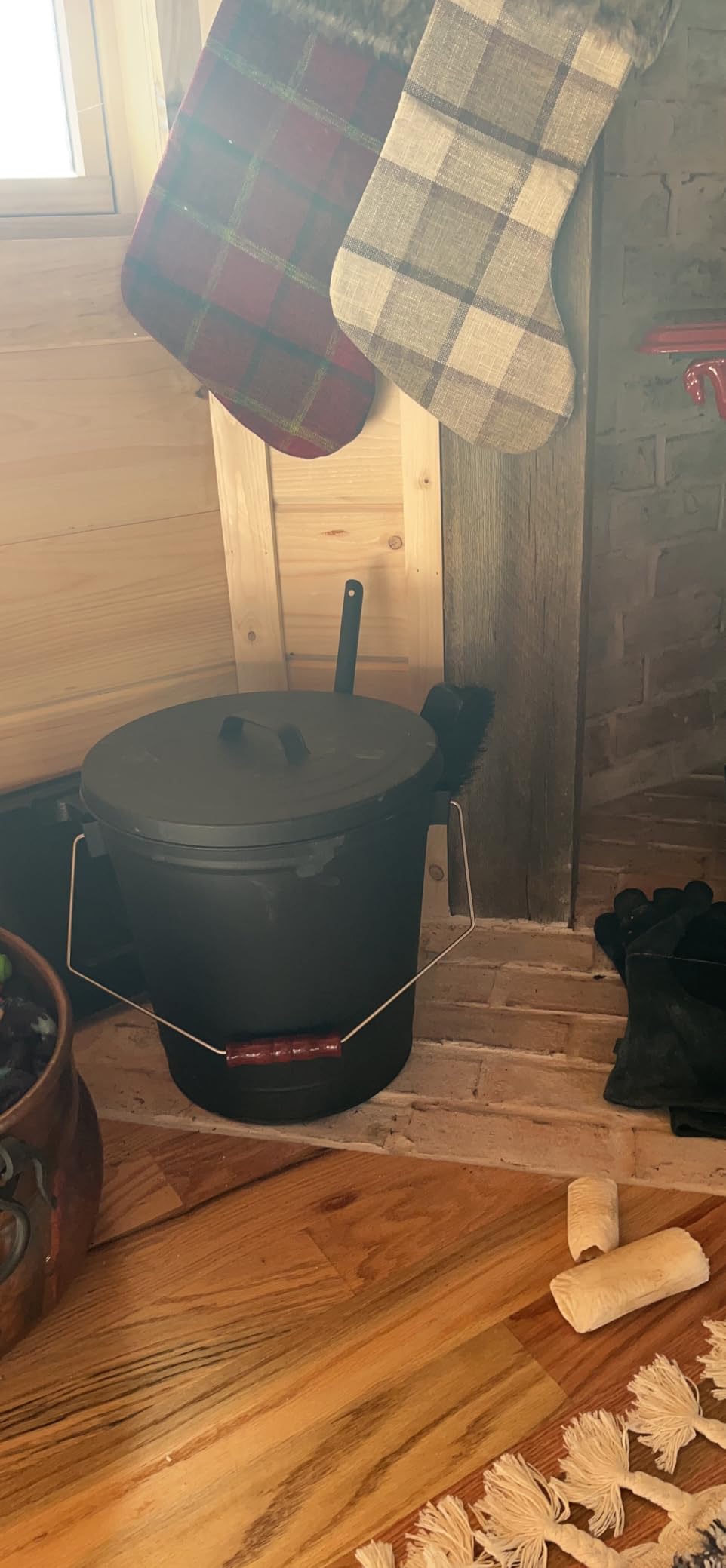 Ash Bucket with Lid and Shovel Hand Broom, 5.15 Gallon Large Galvanized Iron Metal Fireplace Tools Ash Pail for Fire Places Fire Pits Wood Burning Stoves Hearth Accessories Indoor Outdoor, Black customer photo 2