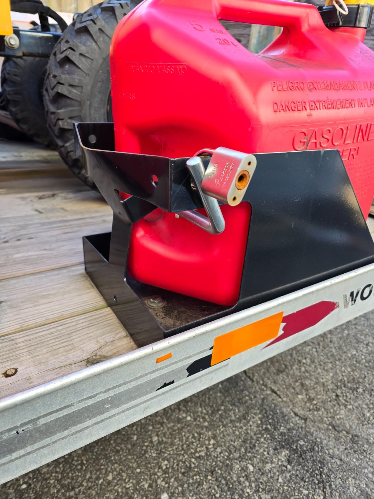 ELITEWILL Trailer Fuel Gas Can Rack Holder with Lock 5 Gallon Liquid Container Mount Fit for Enclosed or Open Landscape Trailer, Truck, RV customer photo 1