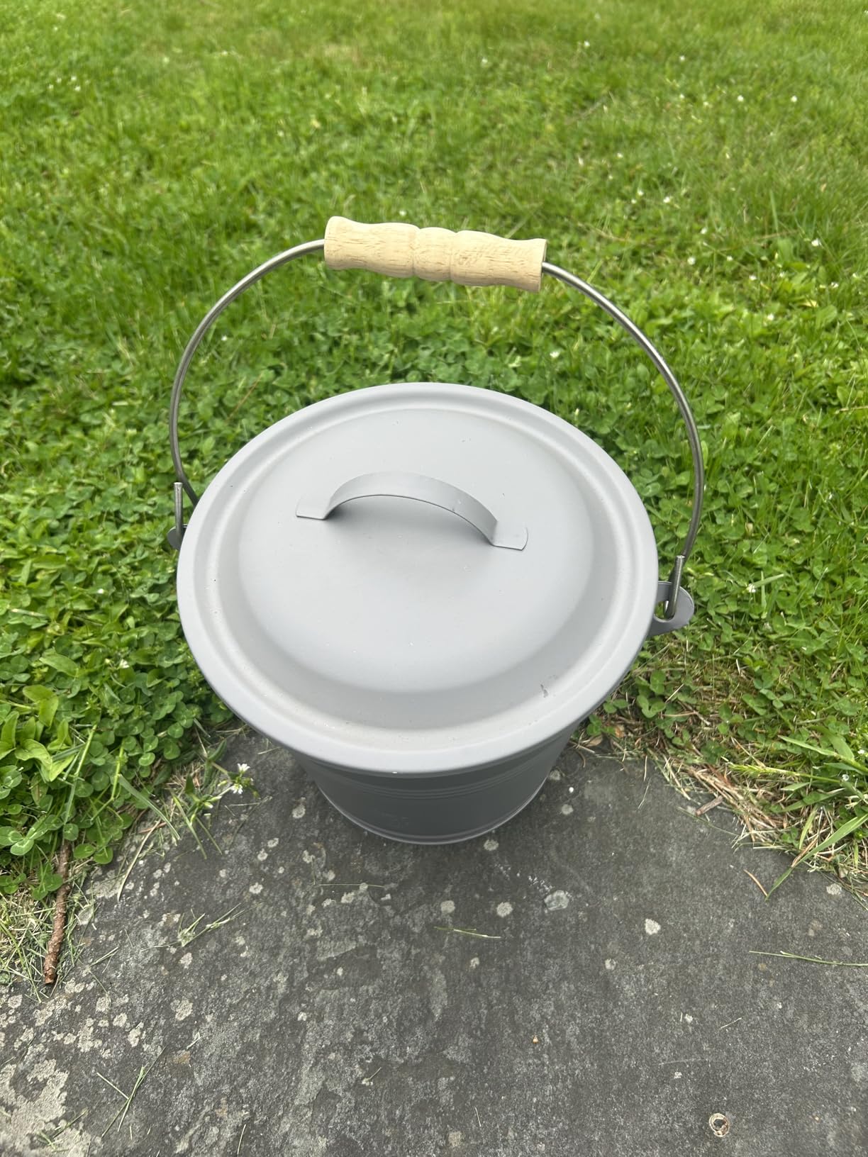 BRIAN & DANY Ash Bucket with Lid, 2.6 Gallon Fireplace Ash Bucket with Shovel and Hand Broom, Metal Bucket for Fireplace, Fire Pit, Wood Burning Stove, Black customer photo 1
