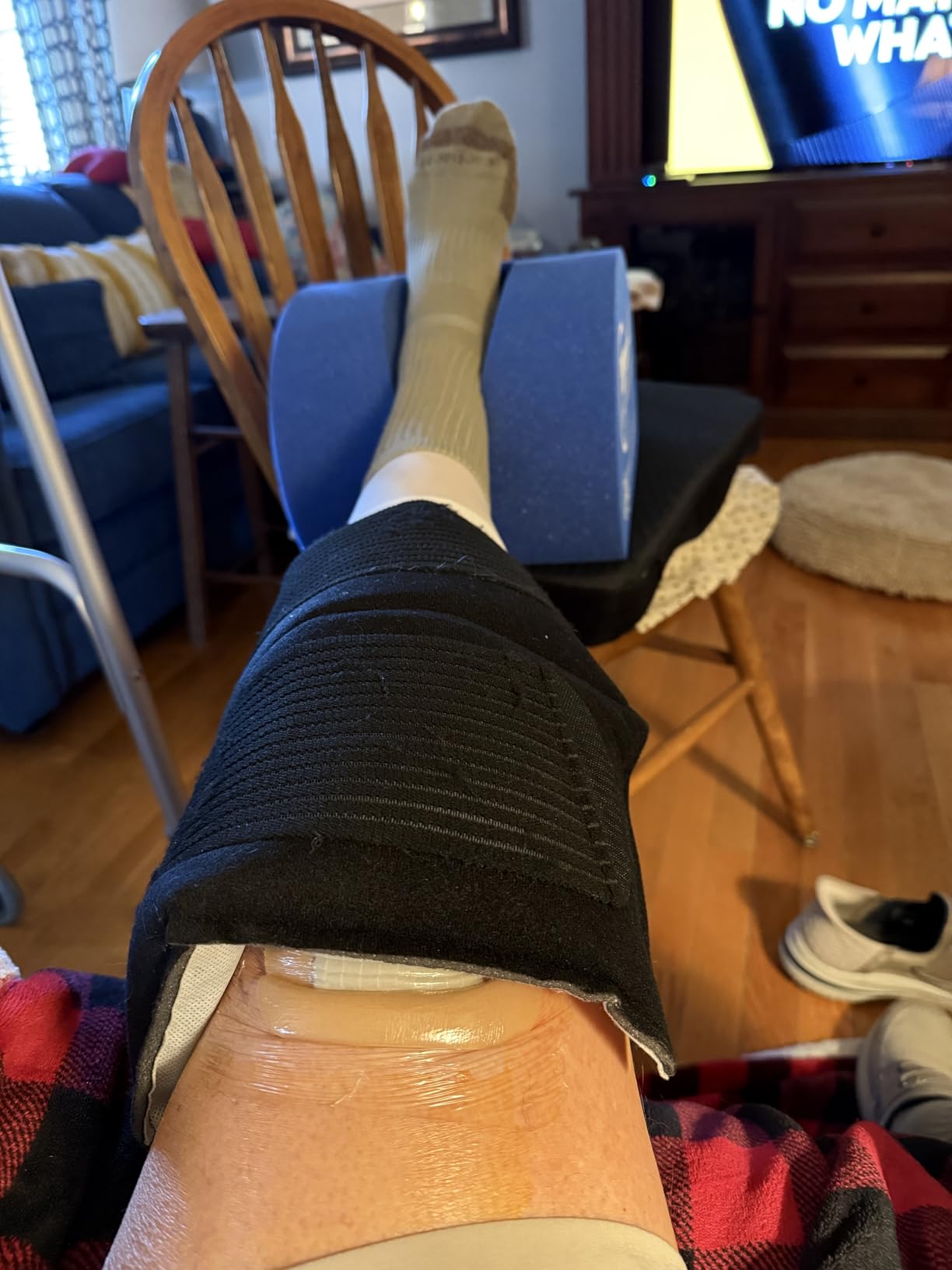 KingPavonini XXL Knee Ice Pack Wrap Around Entire Knee After Surgery, Large Reusable Gel Ice Pack for Injuries, Pain Relief, Swelling, Sports Injuries, 1 Pack (Blue) customer photo 2