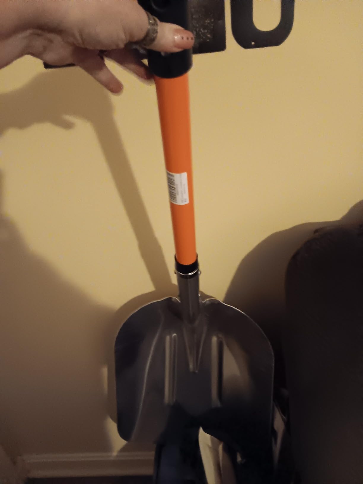 VNIMTI Aluminum Snow Shovel with D Handle Metal Snow Shovel for Driveway 45Inches 3.7 Pounds Transfer Shovel Shovel for Gardening, Orange customer photo 2