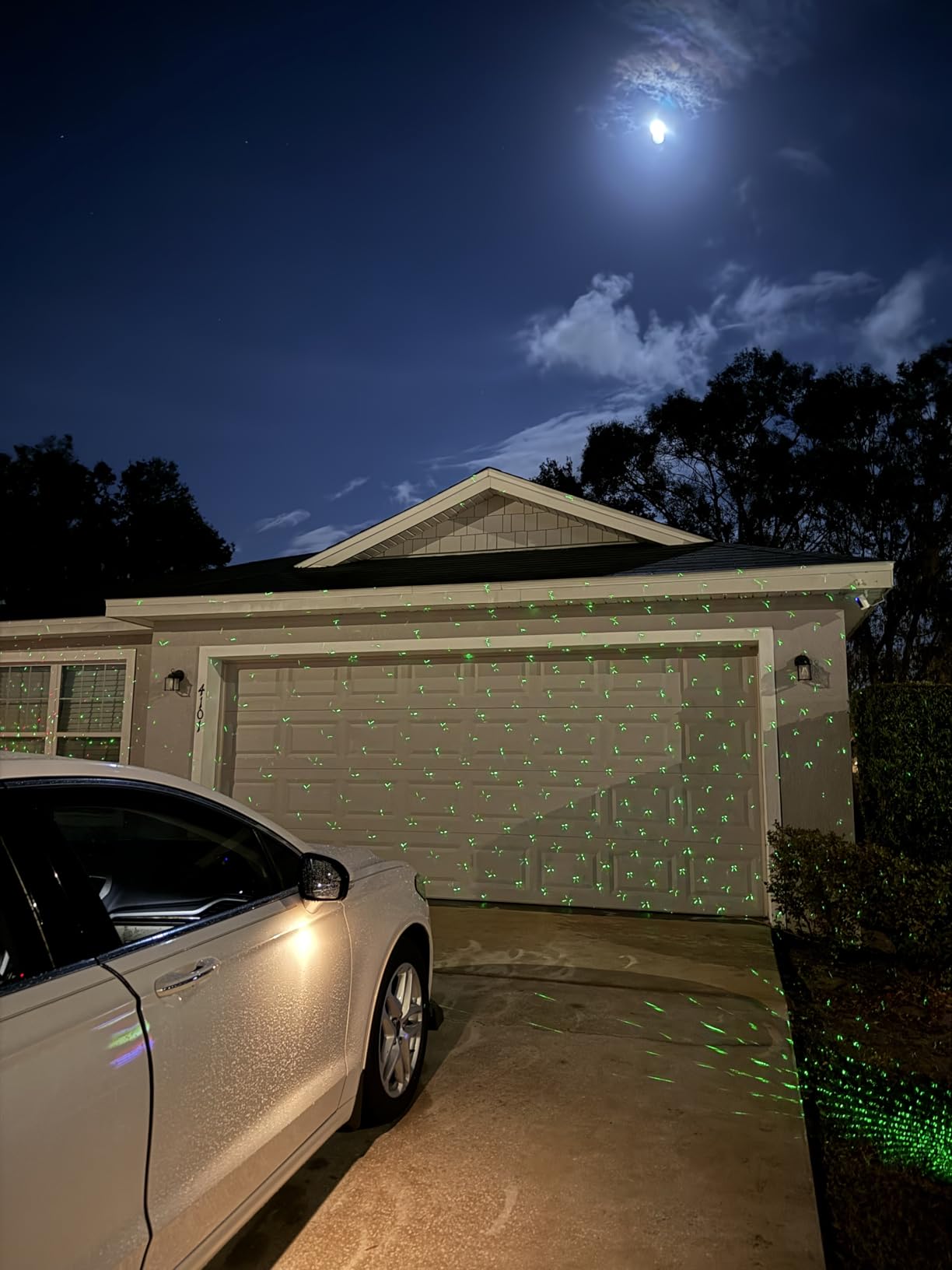 SUNFUCAN Laser Christmas Projector Lights Outdoor, Outdoor Garden Laser Light, Landscape Lights with Red and Green Stars, IP65 Waterproof,Cold Resistant. Suitable for Holiday, Party, Garden Decorati customer photo 2