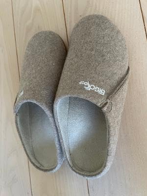 House Slippers With Arch Support, Orthopedic Slippers for Plantar Fasciitis Pain Relief, Comfy Wool Felt Clog, Non-Slip Indoor Outdoor House Shoes for Women and Men customer photo 1