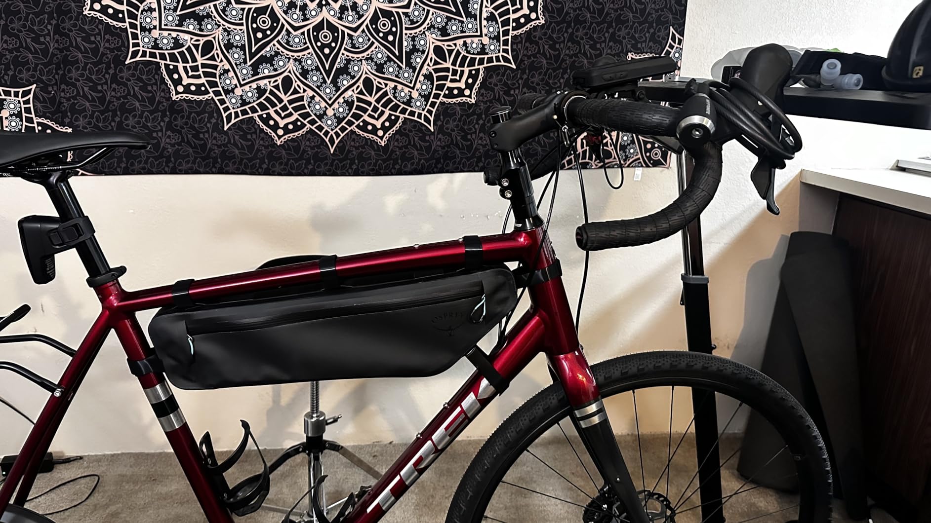 Osprey Escapist Biking Frame Bag for Men and Women, Black, Large customer photo 1