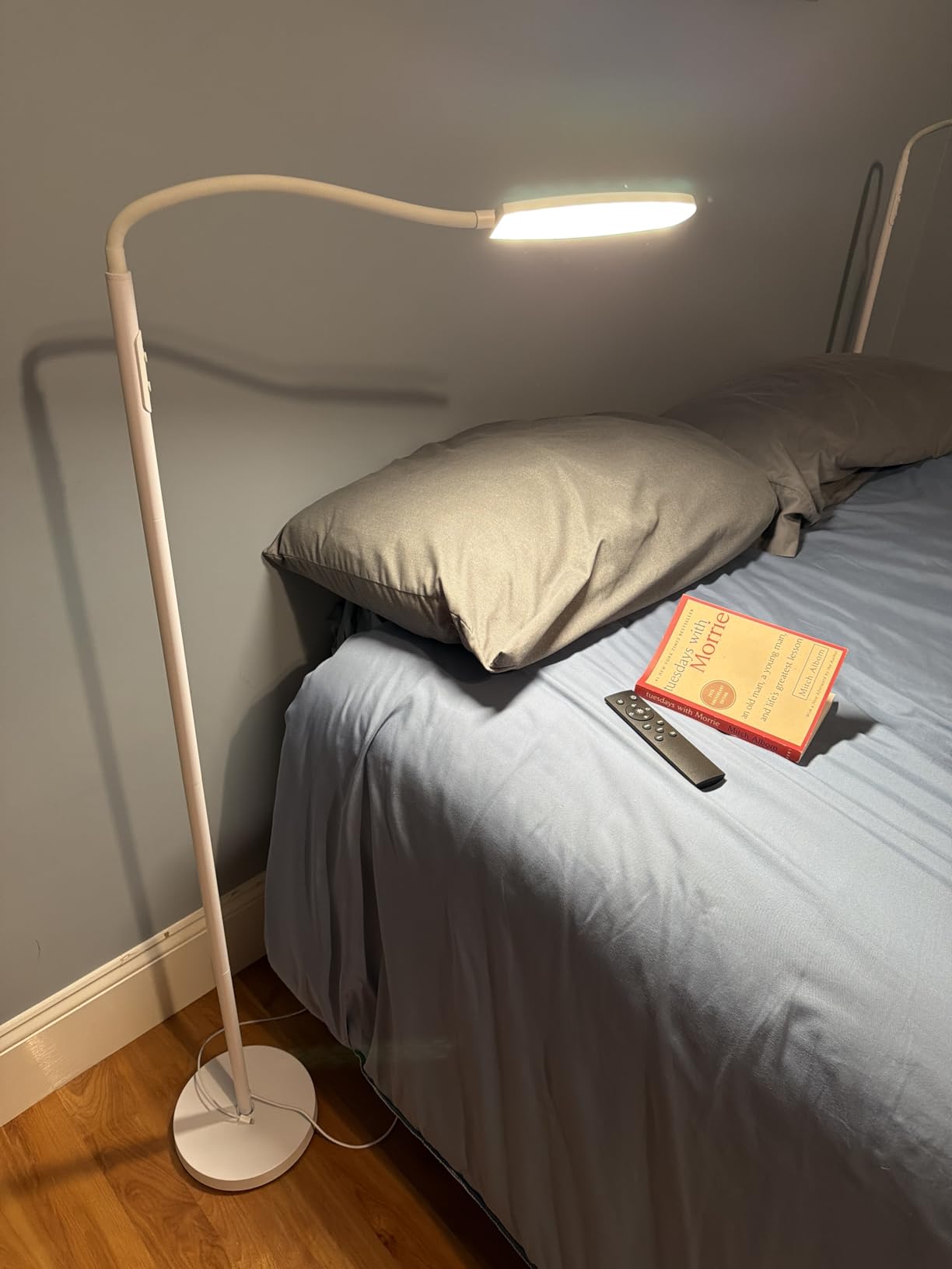 LanSuper Light Therapy Lamp, 10000 Lux UV-Free Happy Therapy Lamp, Full Spectrum Sunlight Lamp with Remote Control, Light Therapy Floor Lamp with 10 Color Temperature & 6 Brightness & Timer-White customer photo 1