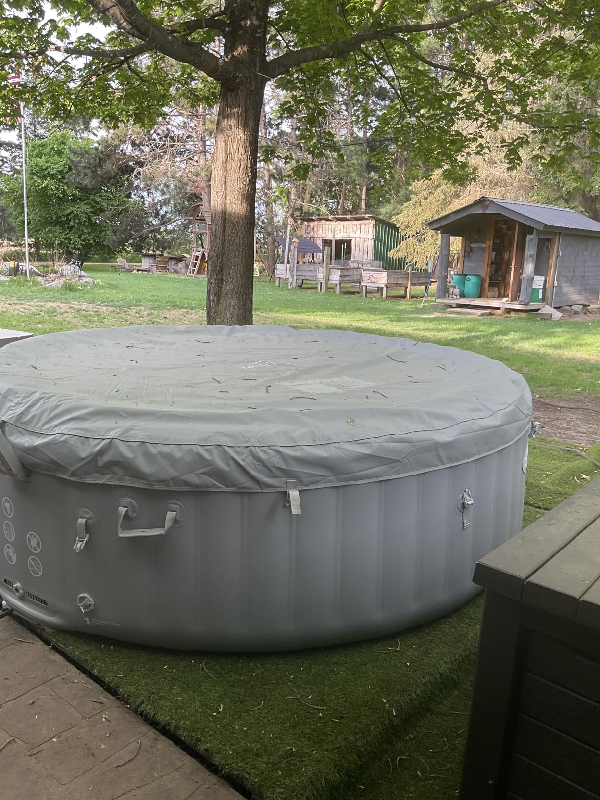Bestway SaluSpa Hawaii 4 to 6 Person Inflatable Hot Tub, Square Energy-Efficient Portable Outdoor Spa with 140 AirJets, 71
