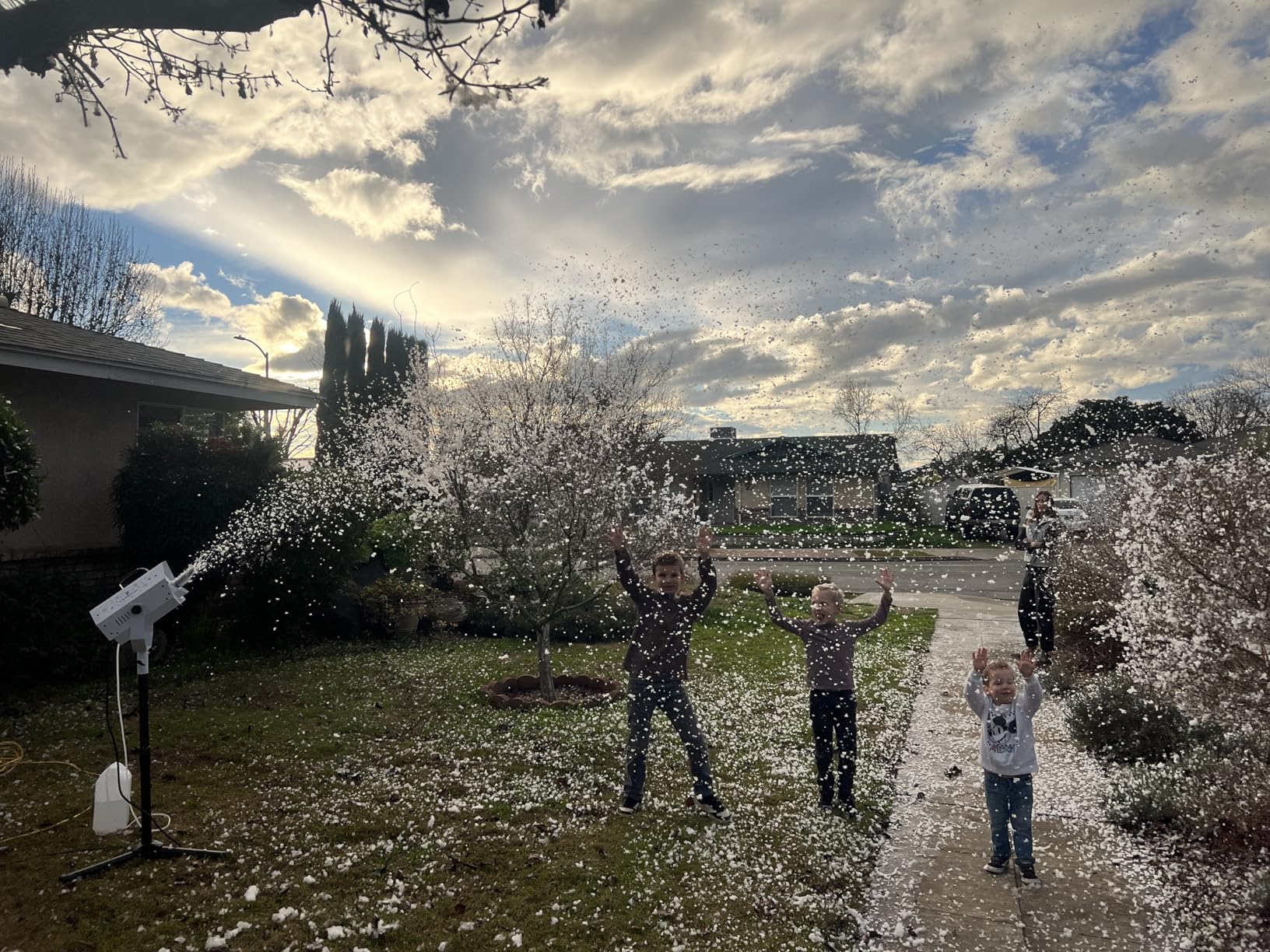 LANGXUN 1500W Snow Machine with Manual & Wireless Remote Control | Large Output Snowmaking Machine for Indoor & Outdoors | Adjustable Snowflake Size customer photo 2