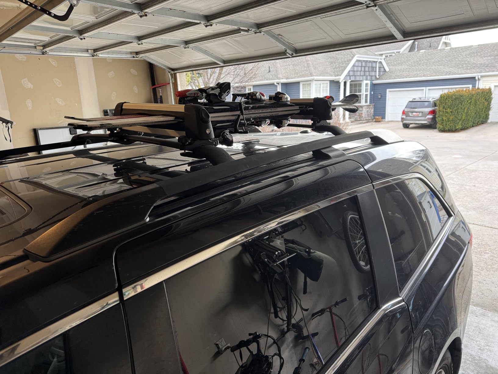 16.3 Inch Car Roof Ski & Snowboard Rack, Fishing Rod Rack, Fits 2 Pairs Skis or 2 Fishing Rods, with Anti-Theft Lock & TPV Rubber Padding, Fits Square/Round/Aero/Oval Cross Bars, Silver customer photo 1