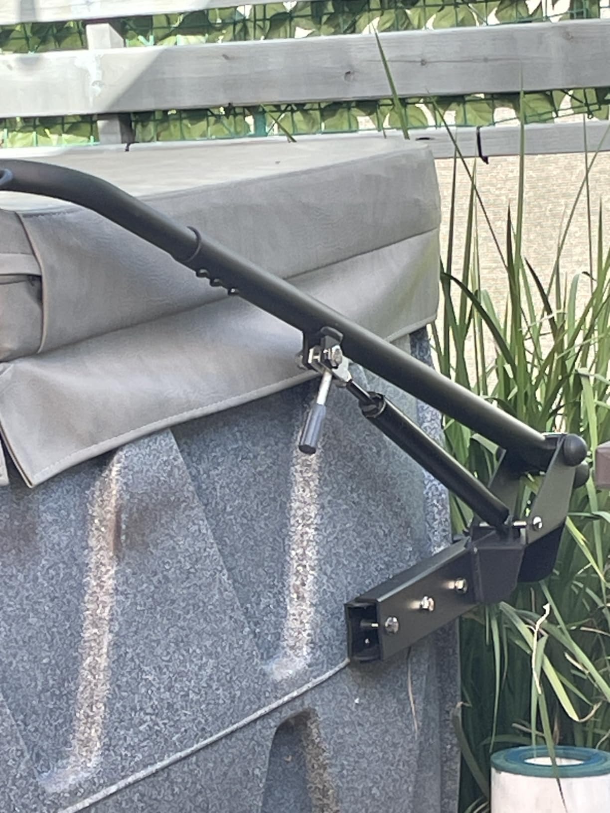 VEVOR Hydraulic Spa Cover Lift, Hot Tub Cover Lift, Adjustable Width from 69 in to 96.5 in, Mounts on Both
Top Sides, Compatible with Various Sizes of Rectangular Bathtubs, Hot Tubs and Spas customer photo 2