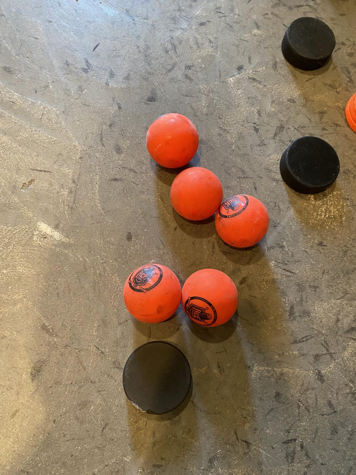 ACE HOCKEY Street Hockey Balls - 6-Pack with Mesh Bag - No-Bounce Outdoor Play PVC Balls for Street, Roller & DEK Hockey - Official Size 2 5/8